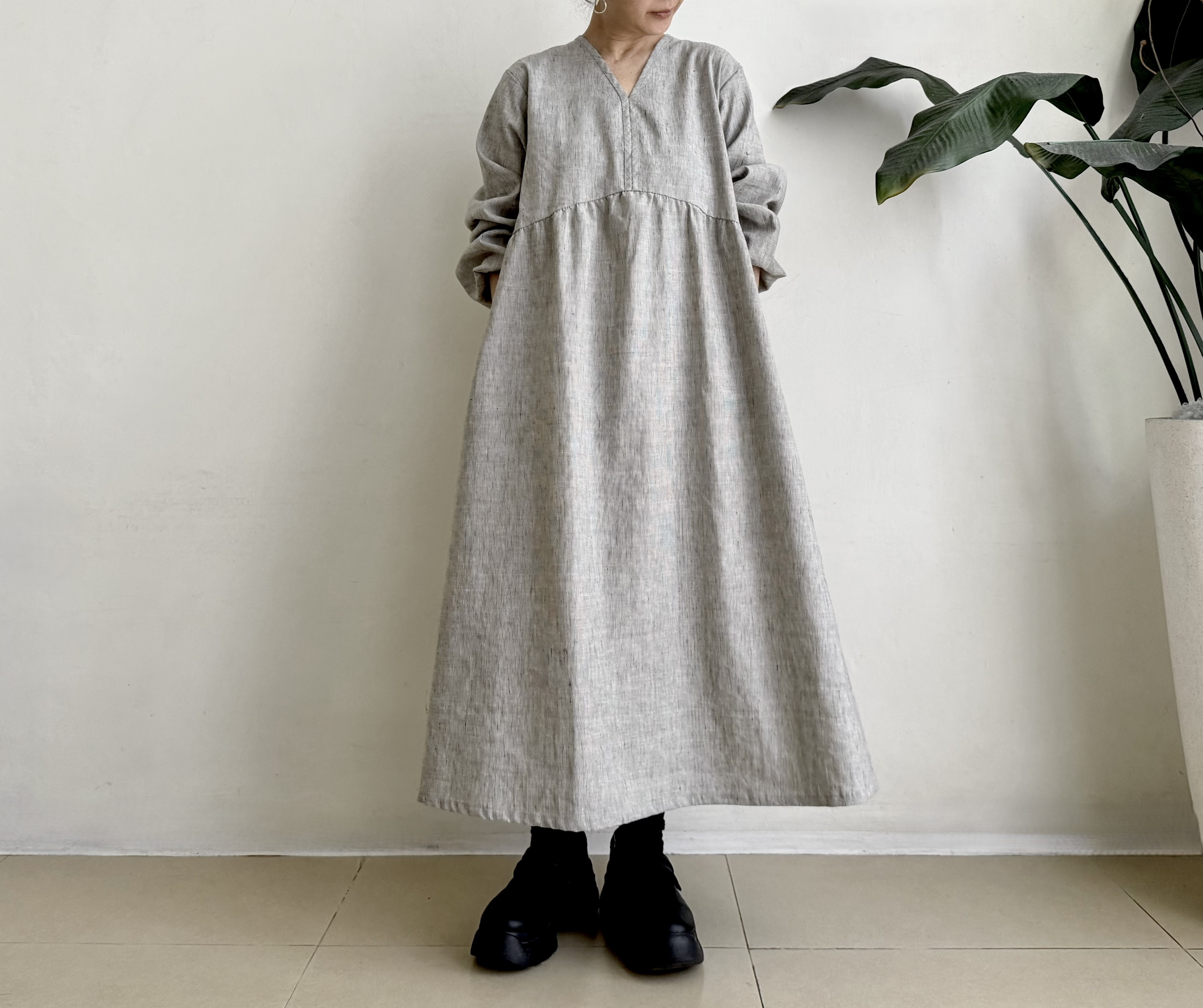 長袖ワンピース　* Cotton Linen 素材 *　地模様のある素材