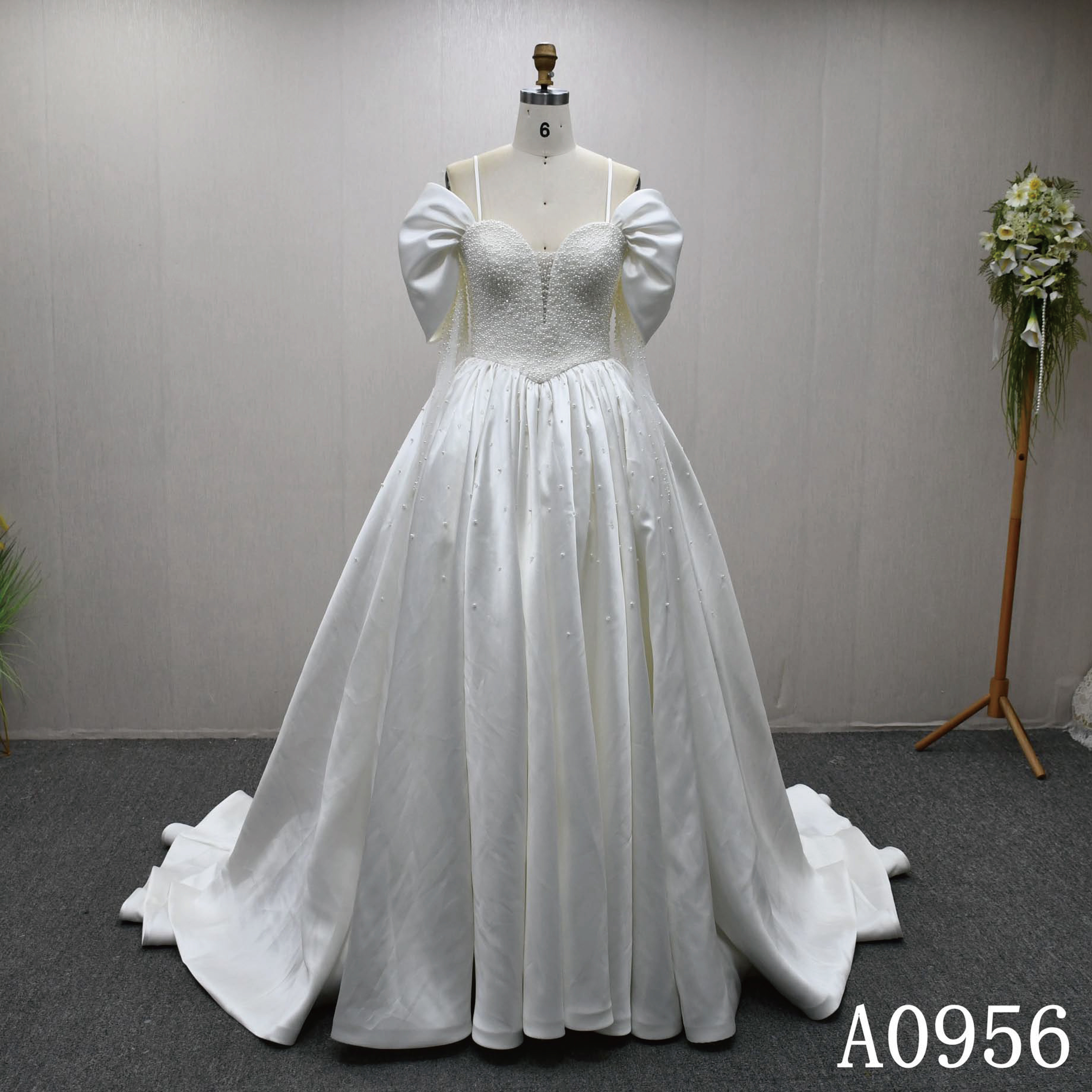 パフスリーブ　可愛い二の腕カバー　オフホワイト　カラー変更可能ロングトレーン編み上げプリンセスライン　パール付きvネック