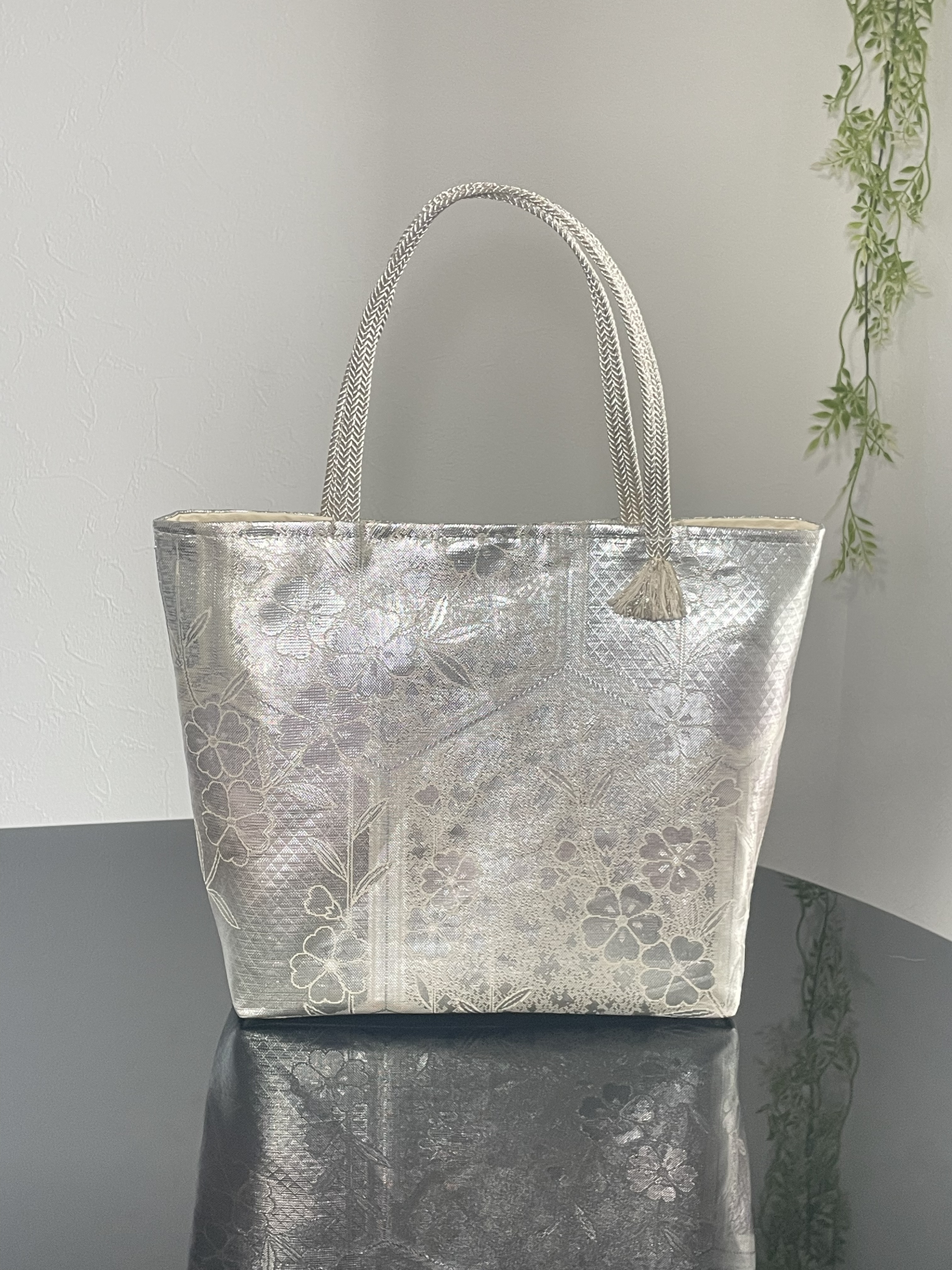 帯リメイクバッグ　亀甲に枝垂れ桜　トートバッグ 和装バッグ　帯バッグ
