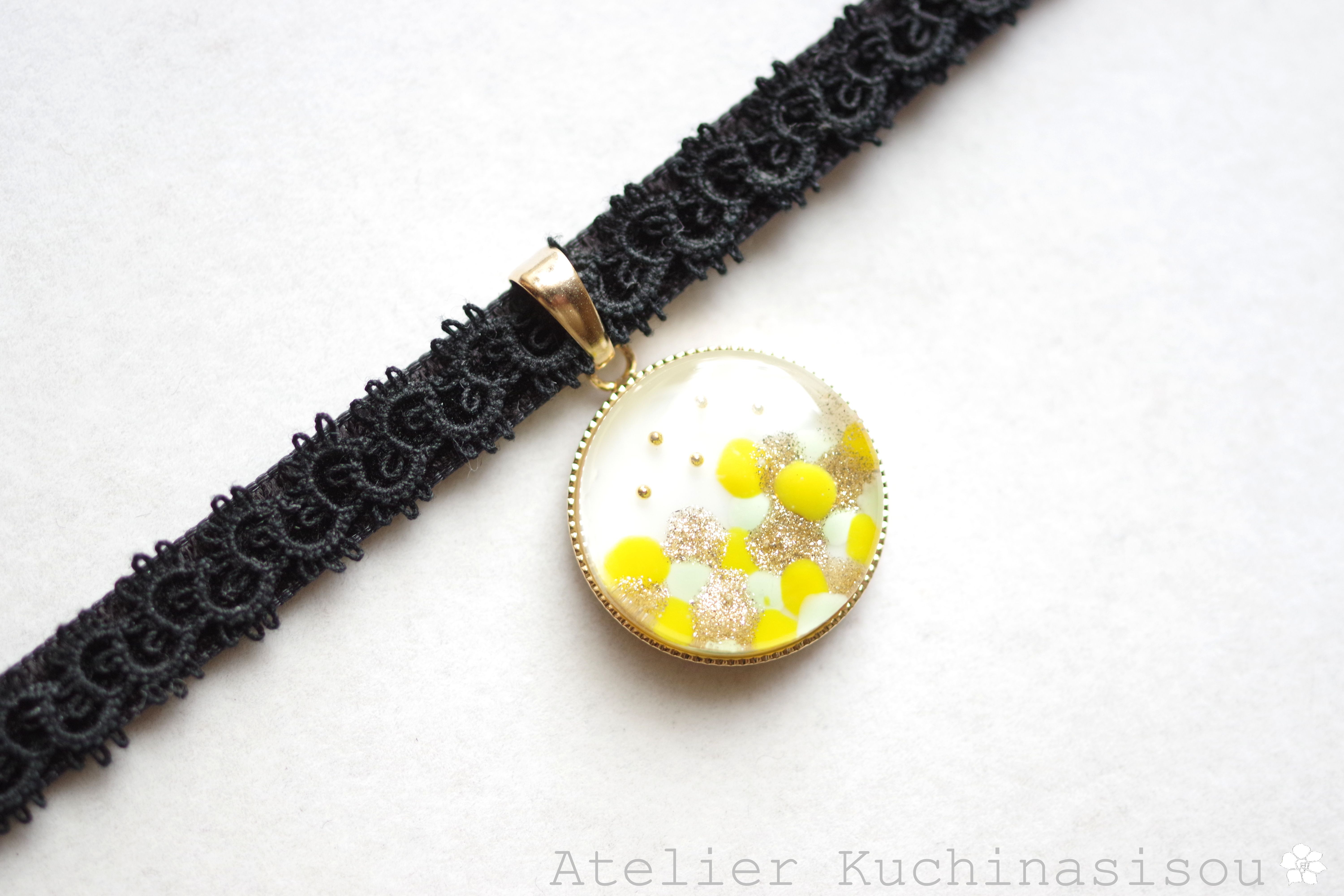 【受注製作】レジンアート　ラウンドモチーフとタティングレースとベルベットリボンのチョーカー〈ミモザ降る〉