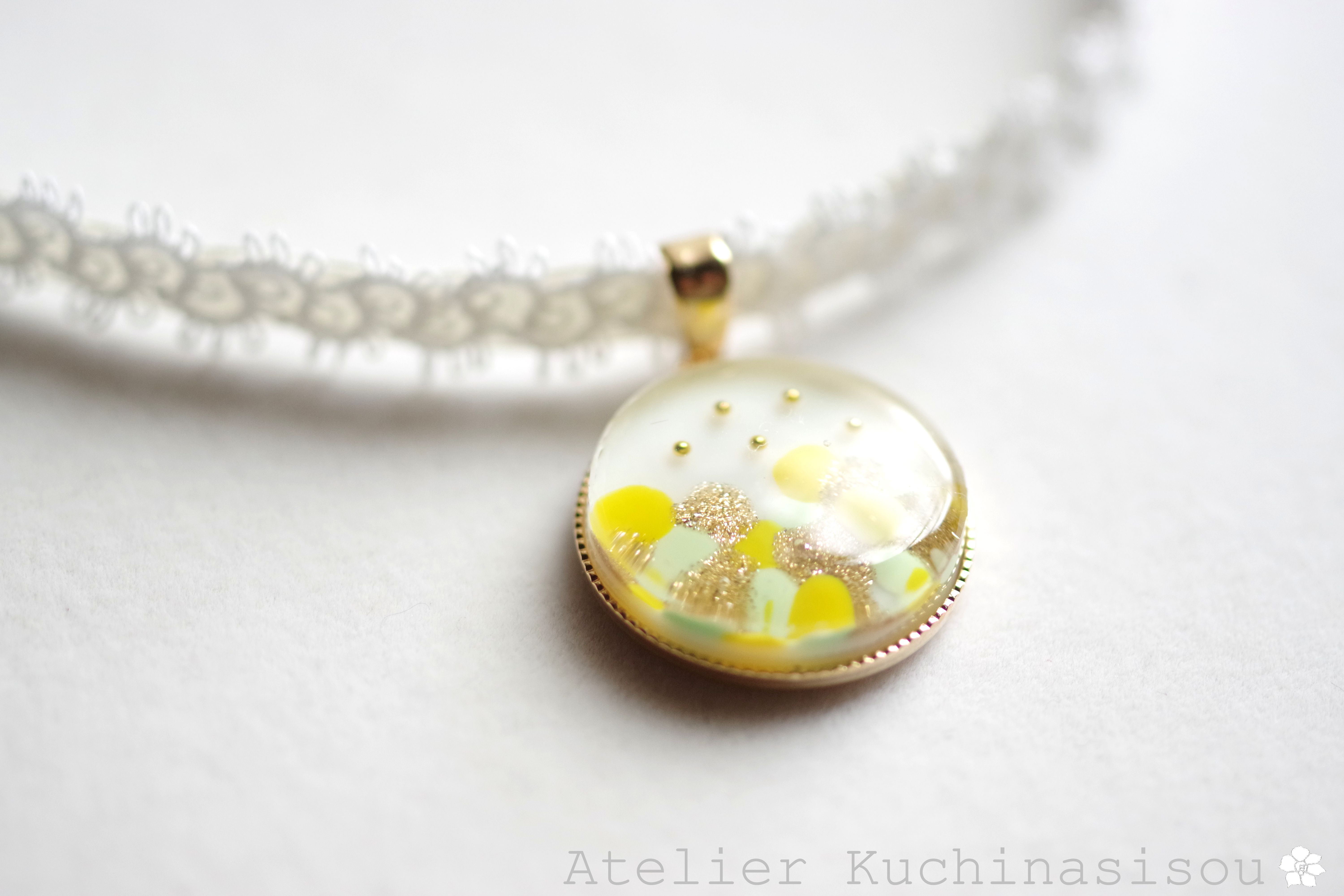 【受注製作】レジンアート　ラウンドモチーフとタティングレースとサテンリボンのチョーカー〈ミモザ降る〉