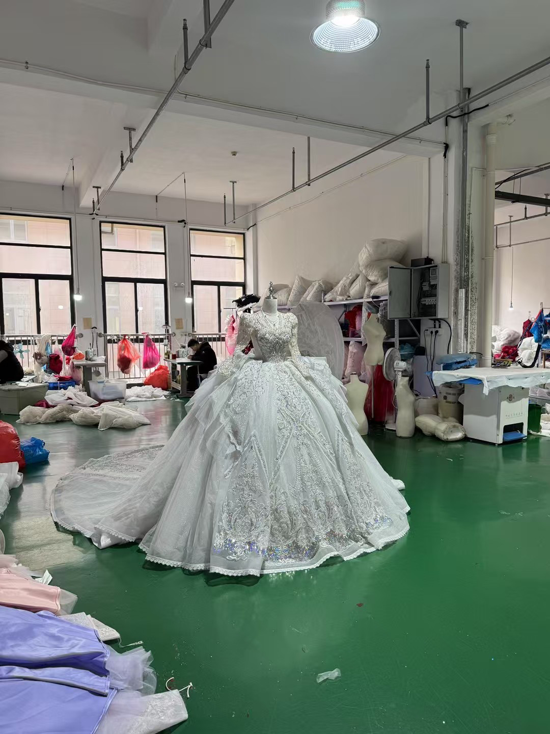 圧倒的に存在感　vネック　フランス刺繍　プリンセスライン　長袖　ボリューム　ラッフルスカート　ウェディングドレス結婚式