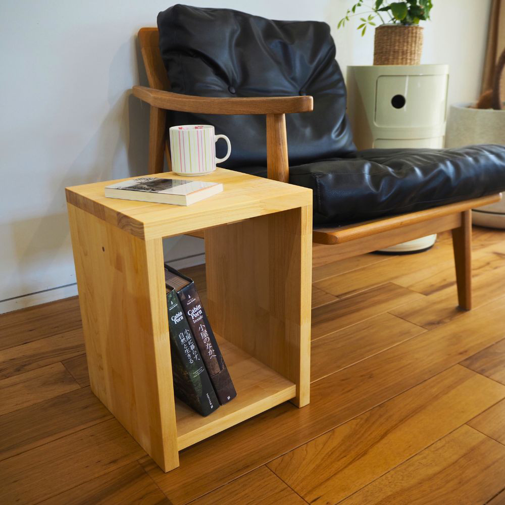 暮らしに寄り添う 天然木のサイドテーブル｜ナチュラル ＊ 収納付き・ベッドサイド・ソファ横（30×30×40cm）