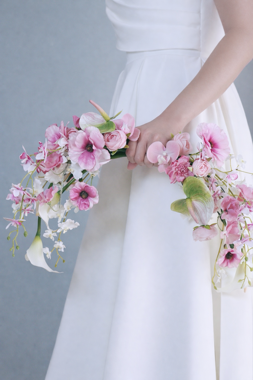 バレリーナブーケ｜曲線が美しい 胡蝶蘭とピンクのバレリーナブーケ