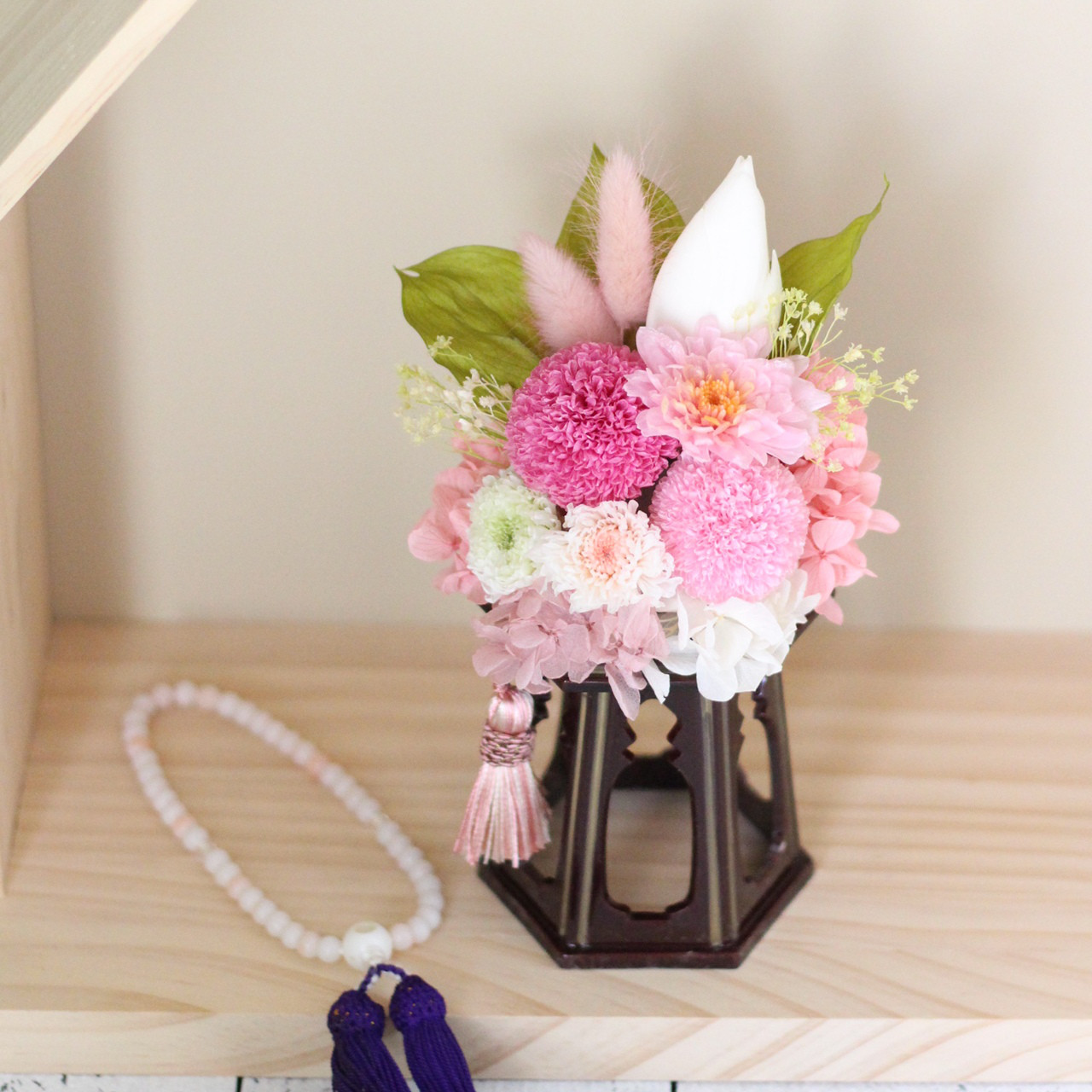 プリザーブドフラワーの仏花 お供え花 造花に抵抗がある方へ ご先祖様を偲ぶ 中くらいのお仏壇用に 仏花