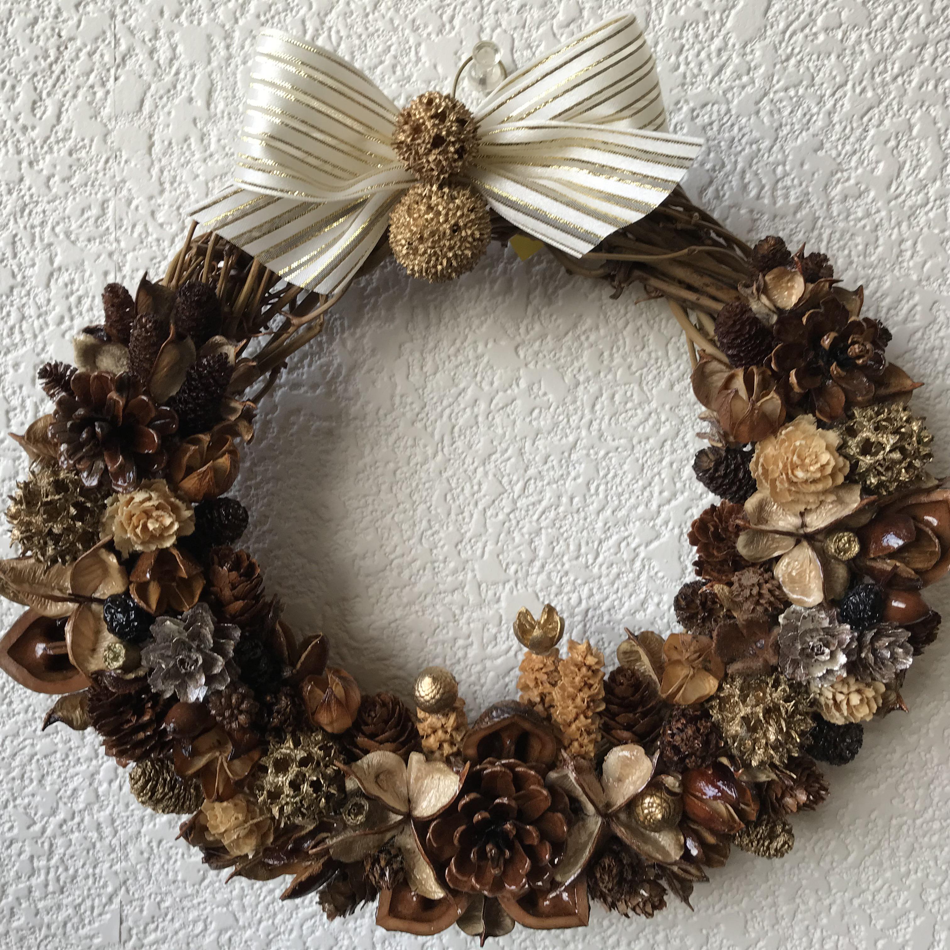 《オールシーズン飾れる》北欧の森のお洒落でシックなゴールドリース（残すは1点のみ）