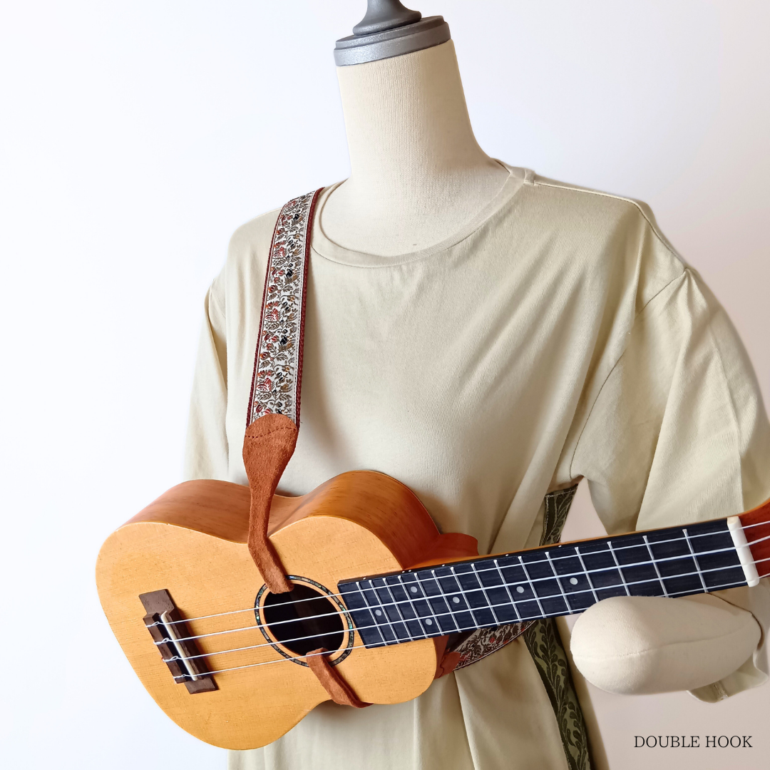 発表会でも安心。穴をあけずに使えるウクレレストラップ｜発表会＆プレゼントにおすすめ！白百合色のボタニカル柄