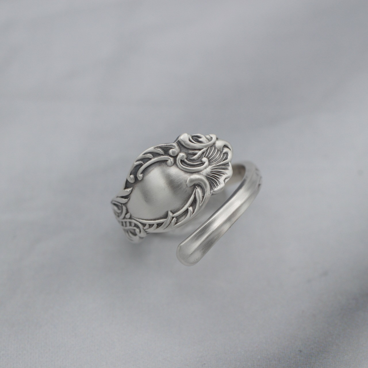 陰りと痛みを感じさせるロココ調のヴィンテージの銀器で作ったスプーンリング