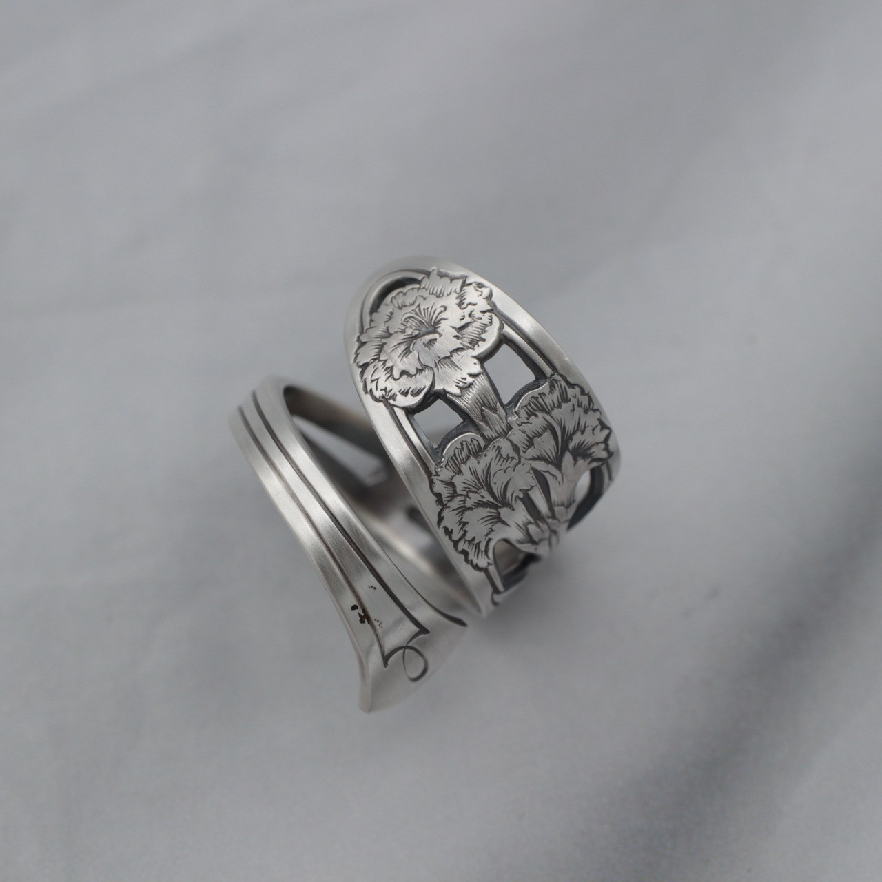 陰りと痛みを感じさせるロココ調のヴィンテージの銀器で作ったスプーンリング