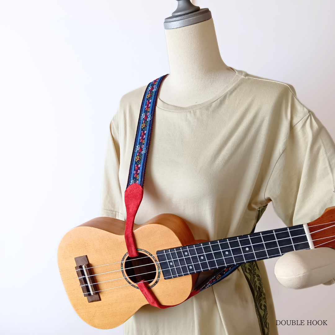 発表会でも安心。穴をあけずに使えるウクレレストラップ｜発表会＆プレゼントにおすすめ青色ボーダーと小花柄