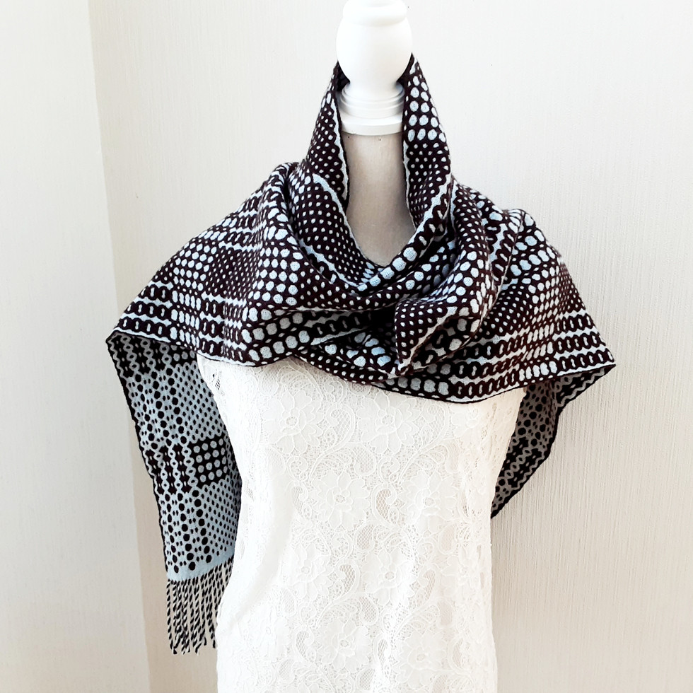 リバーシブルの大判手織りマフラー　L０2