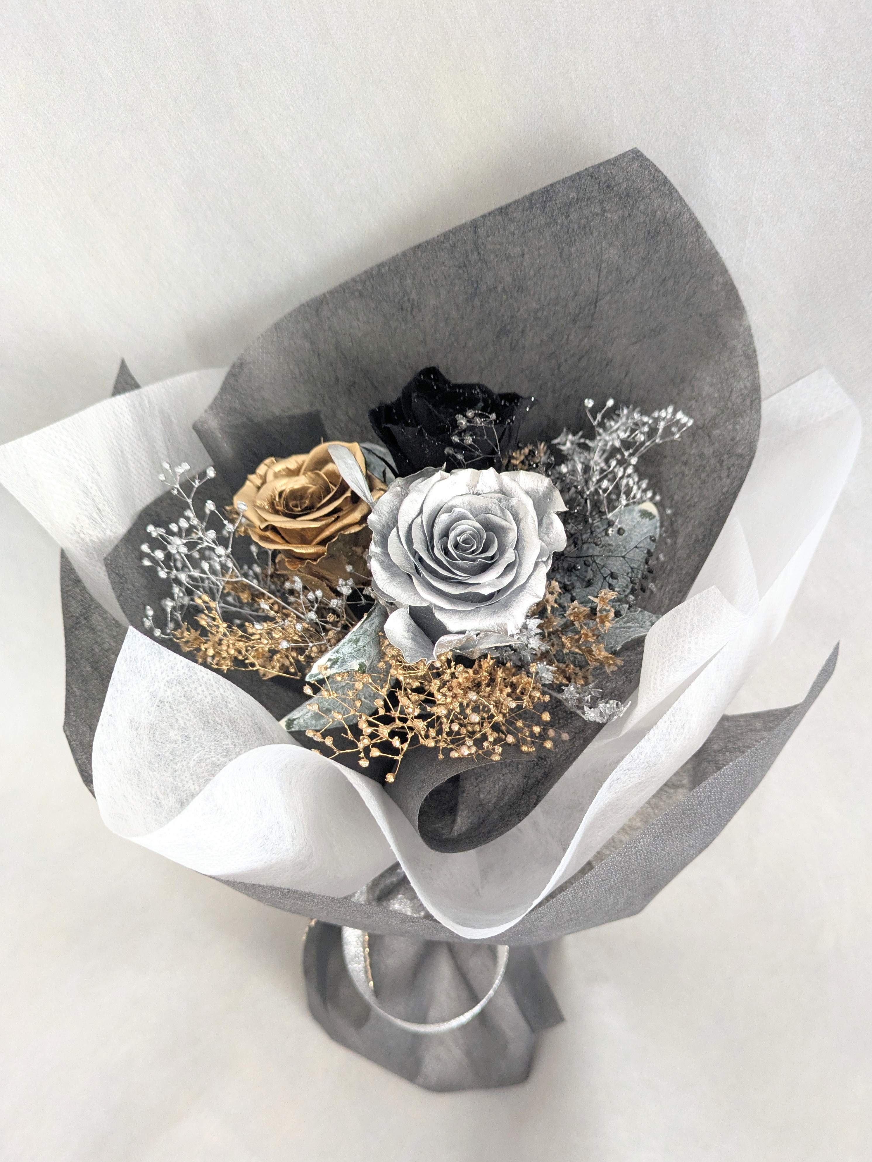 プリザーブドフラワー花束／金、銀、黒の3色の薔薇と小花の宝石の輝き