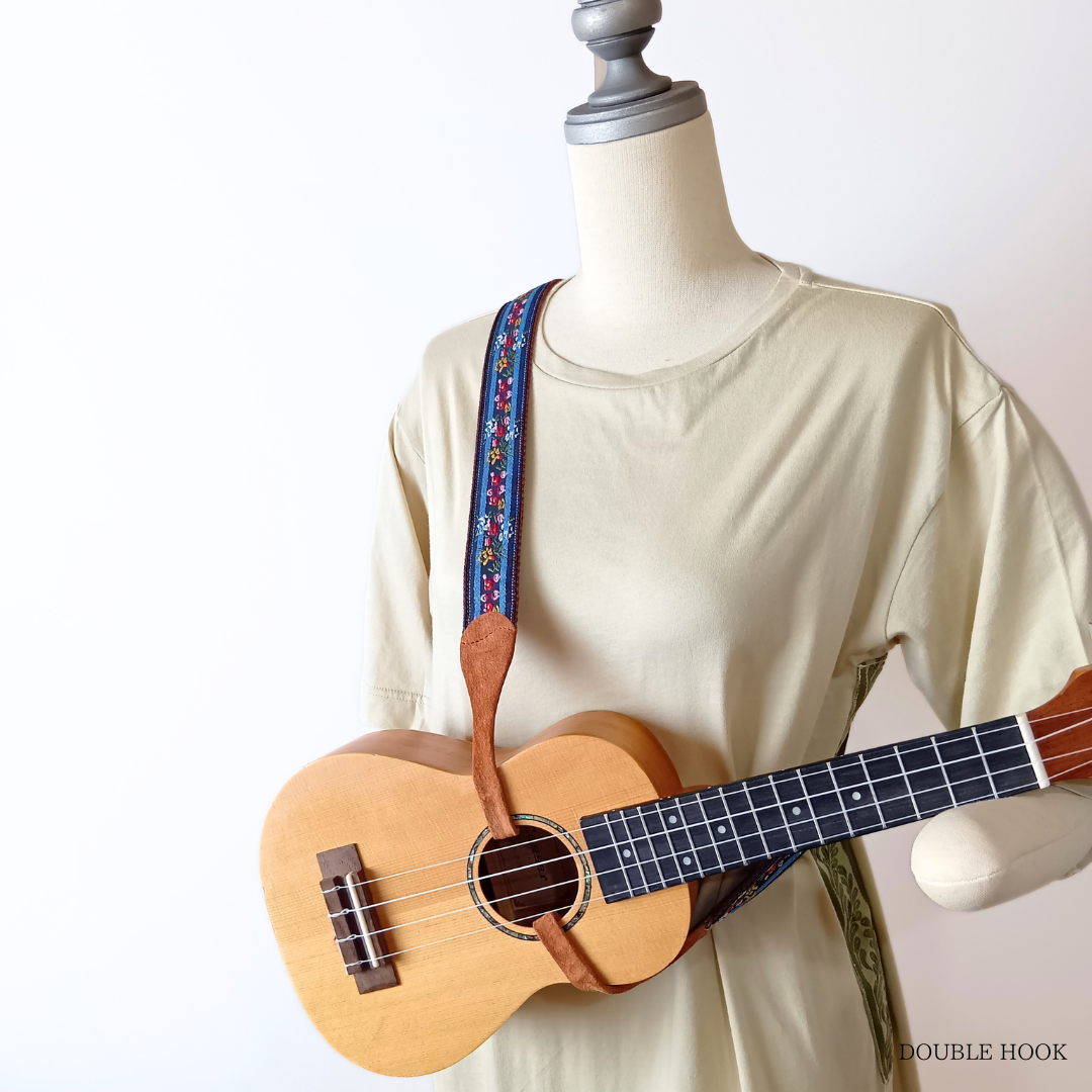 発表会でも安心。穴をあけずに使えるウクレレストラップ｜発表会＆プレゼントにおすすめ！青色ボーダーと小花柄