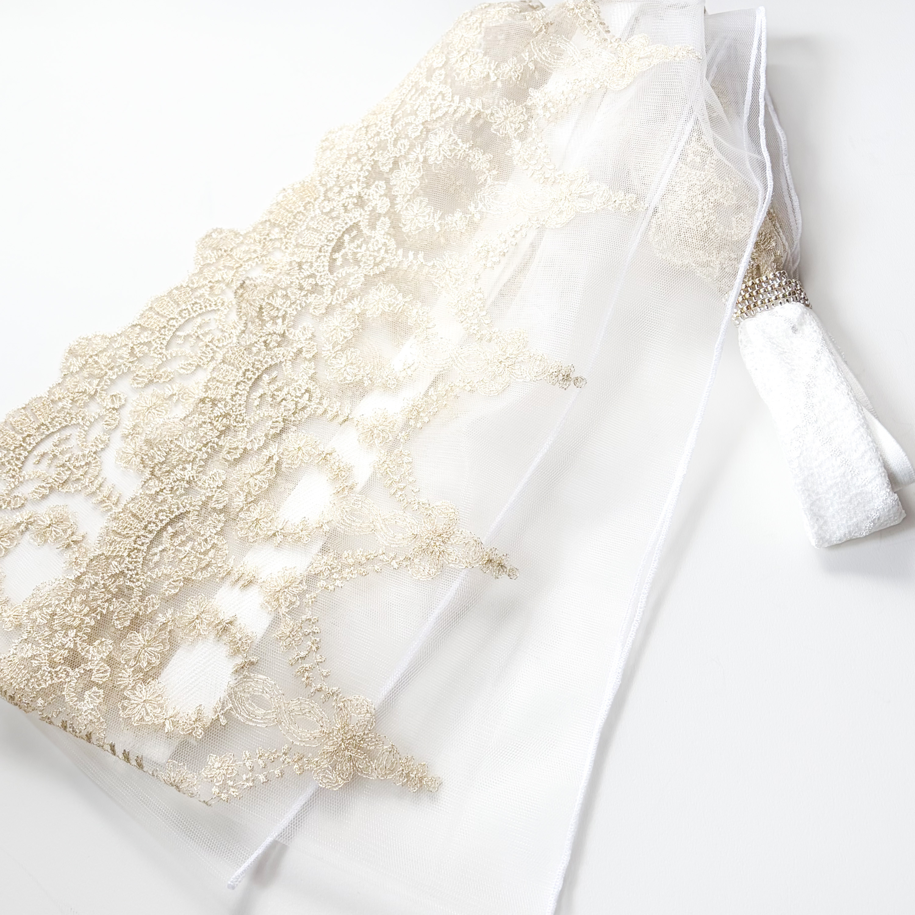 帯枕も使える帯揚げ付き三重紐　チュールレースが美しい　オフ白地にホワイトゴールド　ゴシック柄