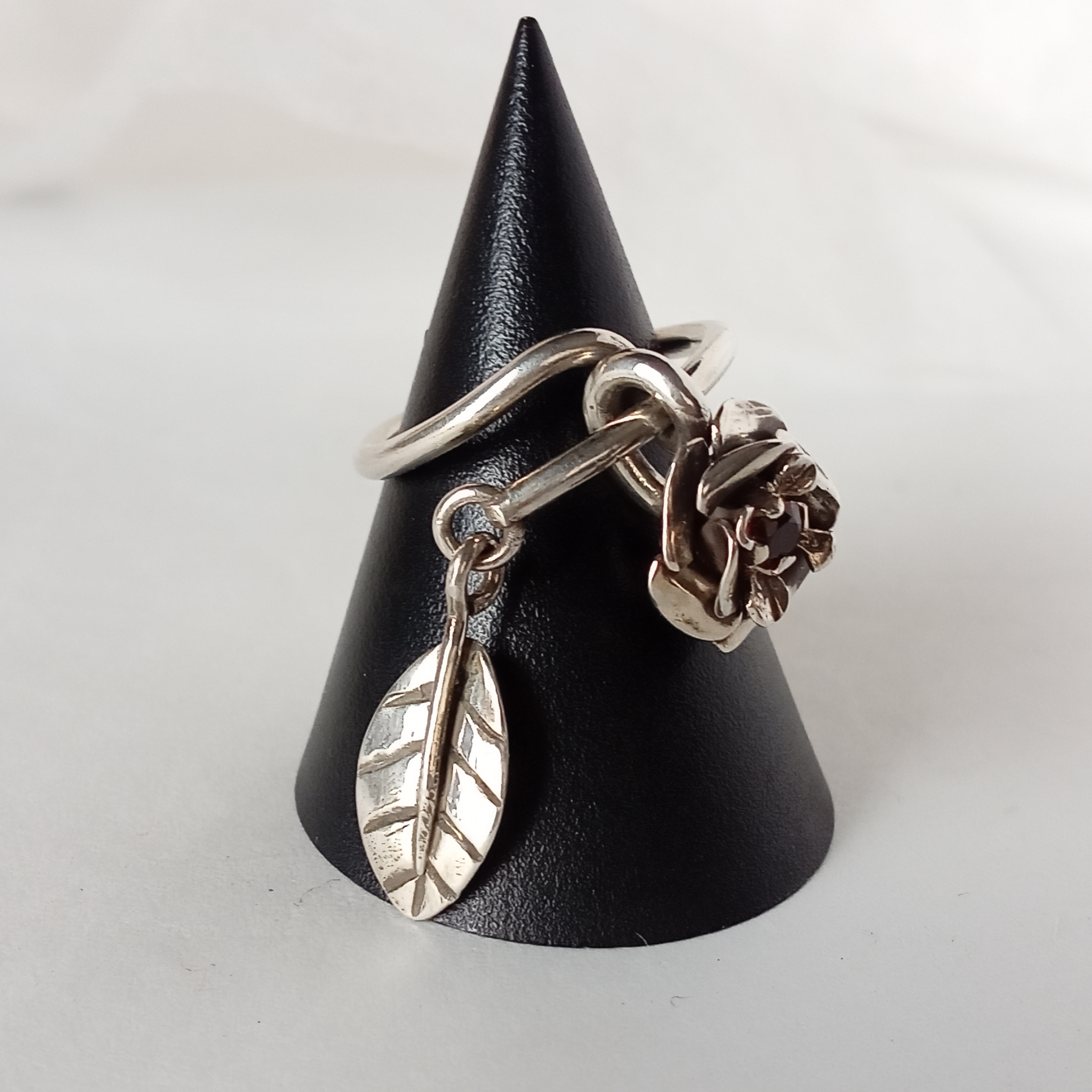 Handcrafted　シルバーガーネットリング「わがままな薔薇B」フリーサイズ