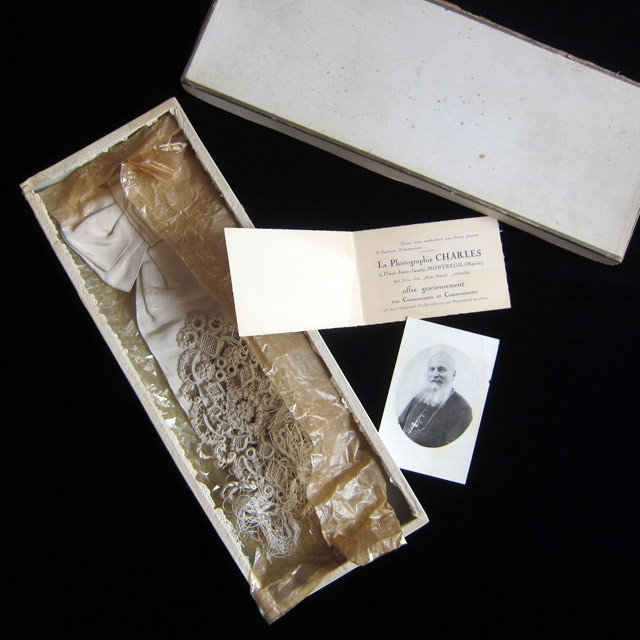 フランスアンティーク シルク・リボン 腕章 プルミエ・コミニョン 箱付 1934年 マクラメ編