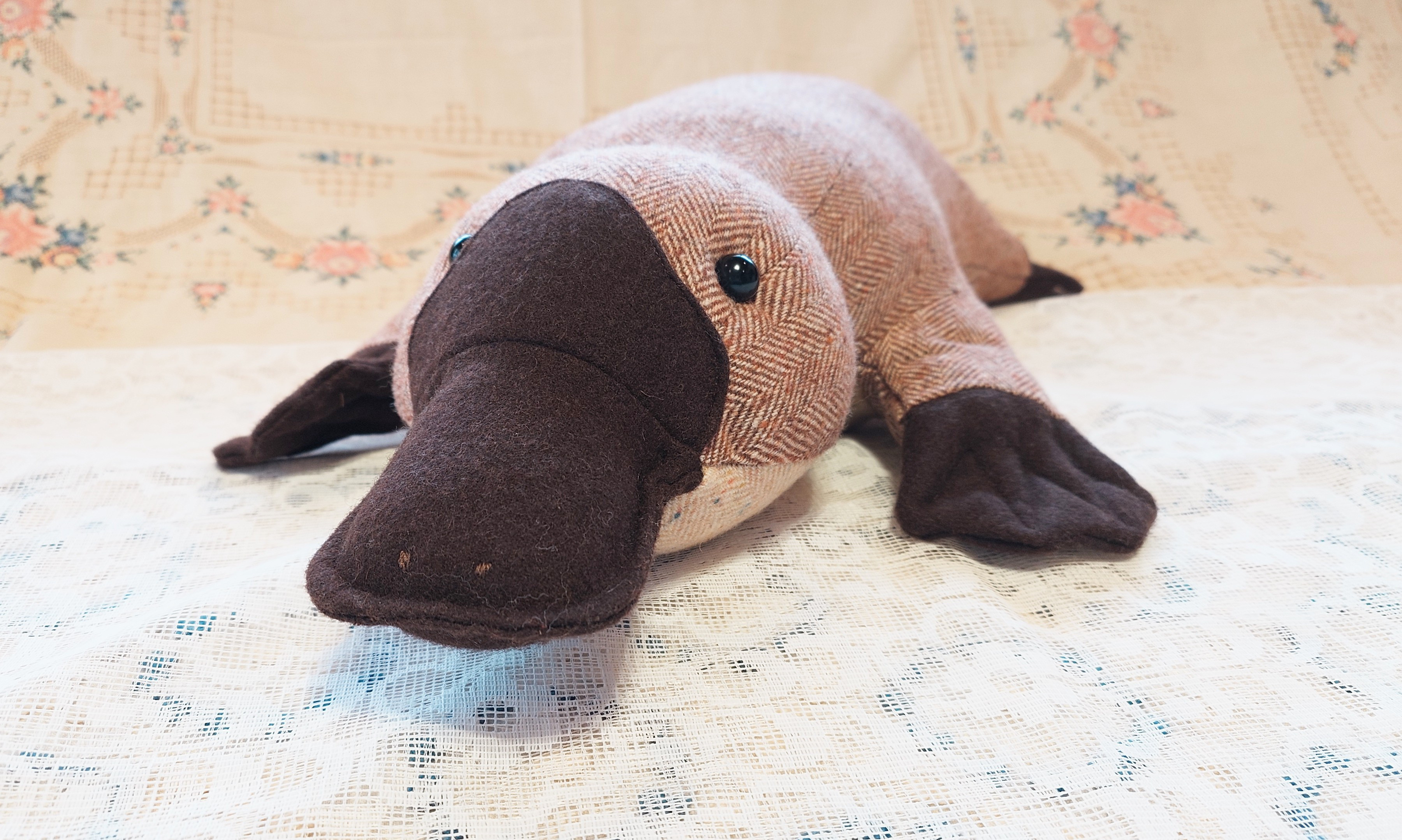 ぬいぐるみ　かものはし カモノハシ 抱きぐるみ ヘリンボーン　ツイード生地 かわいい  クッション　抱き枕　赤茶ガモ