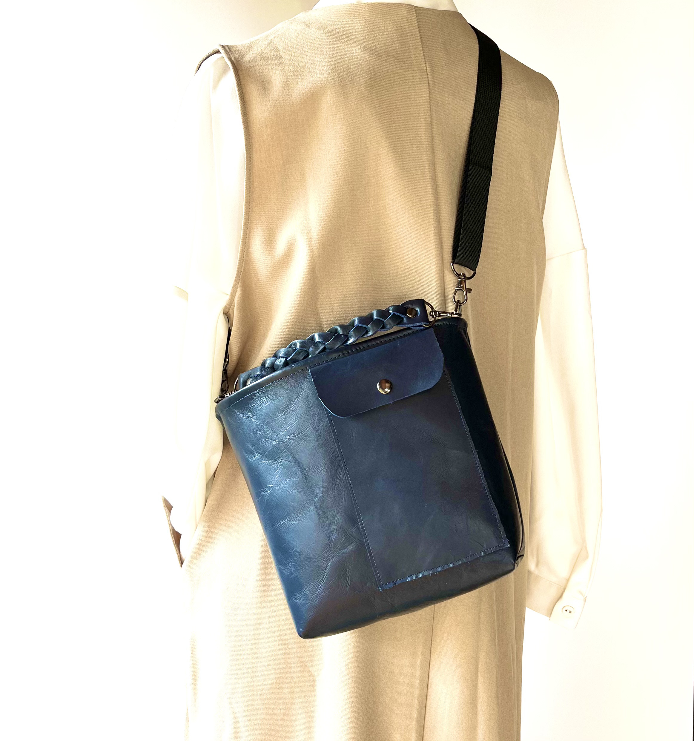 三つ編み持ち手の2way本革バッグ 男女兼用 フタがかわいいポケット付き ネイビー マチ8cm 長財布や水筒や日傘も