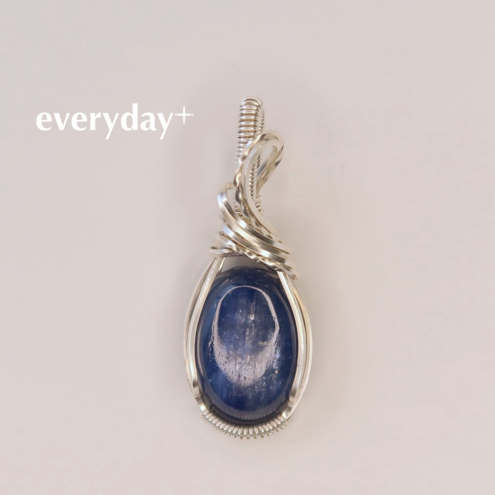 カイヤナイトのペンダントトップ×アルゲンティウムシルバー935ワイヤーラッピング