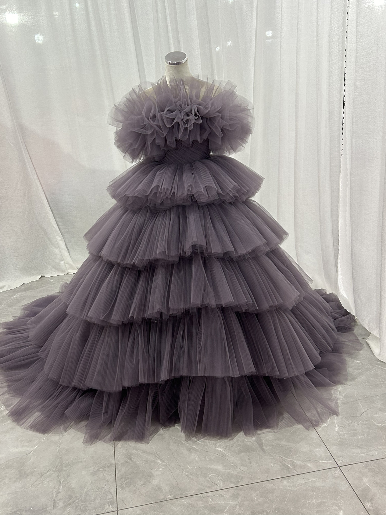 実例写真！カラードレス オーキッド オフショルダー 柔らかく重ねたチュールスカート 結婚式 抜群のおしゃれ見え