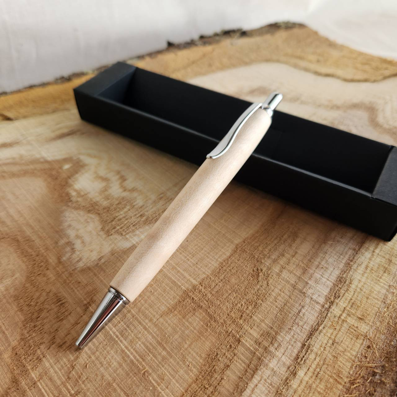 [8j1]シカモアの木軸ペン(ワンピース）