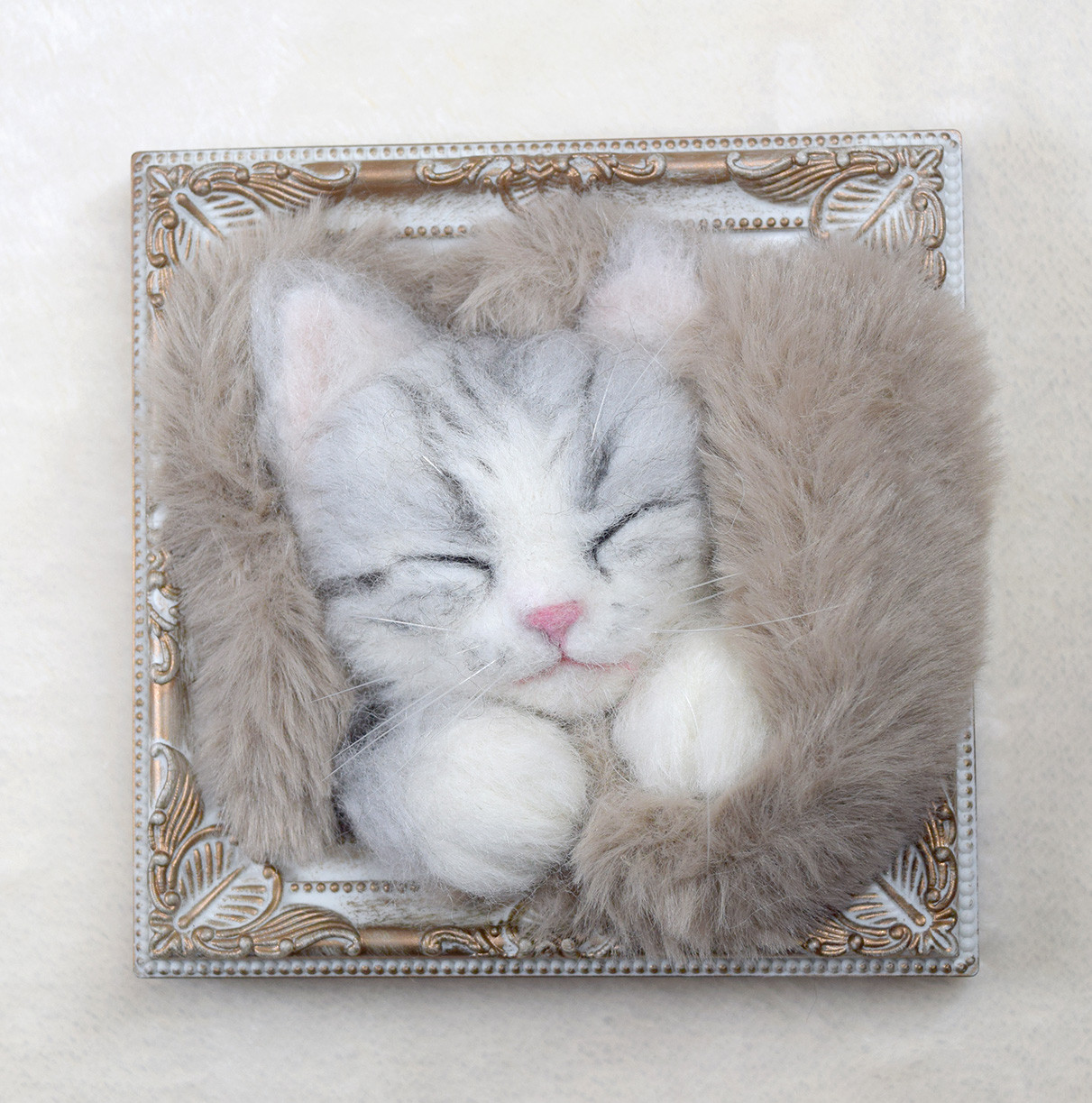 眠るキジシロの子猫