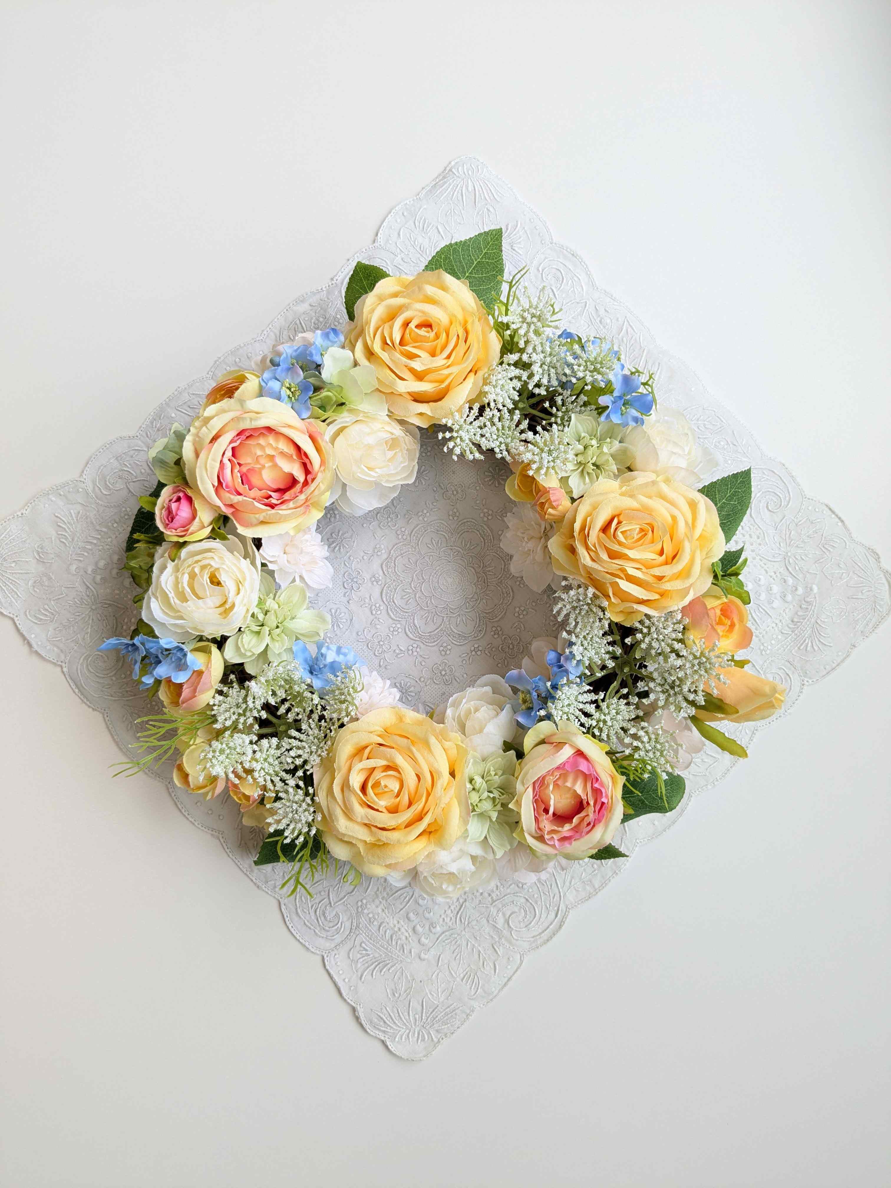 春の訪れ　黄色のバラ,ラナンキュラスのフラワーリース