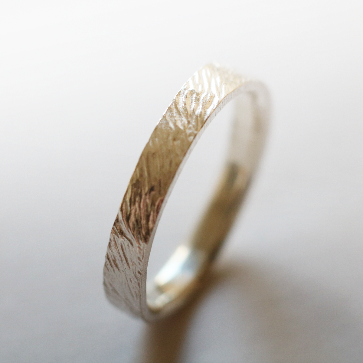 （Silver925）テクスチャ仕立ての平打ちシルバーリング/ペアリングにも！