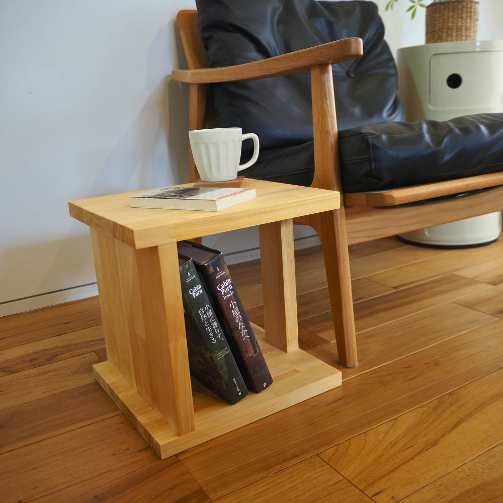 暮らしに寄り添う 天然木のサイドテーブル｜ナチュラル ＊ 収納付き・向きを変えて使える（32.5×30×32cm）