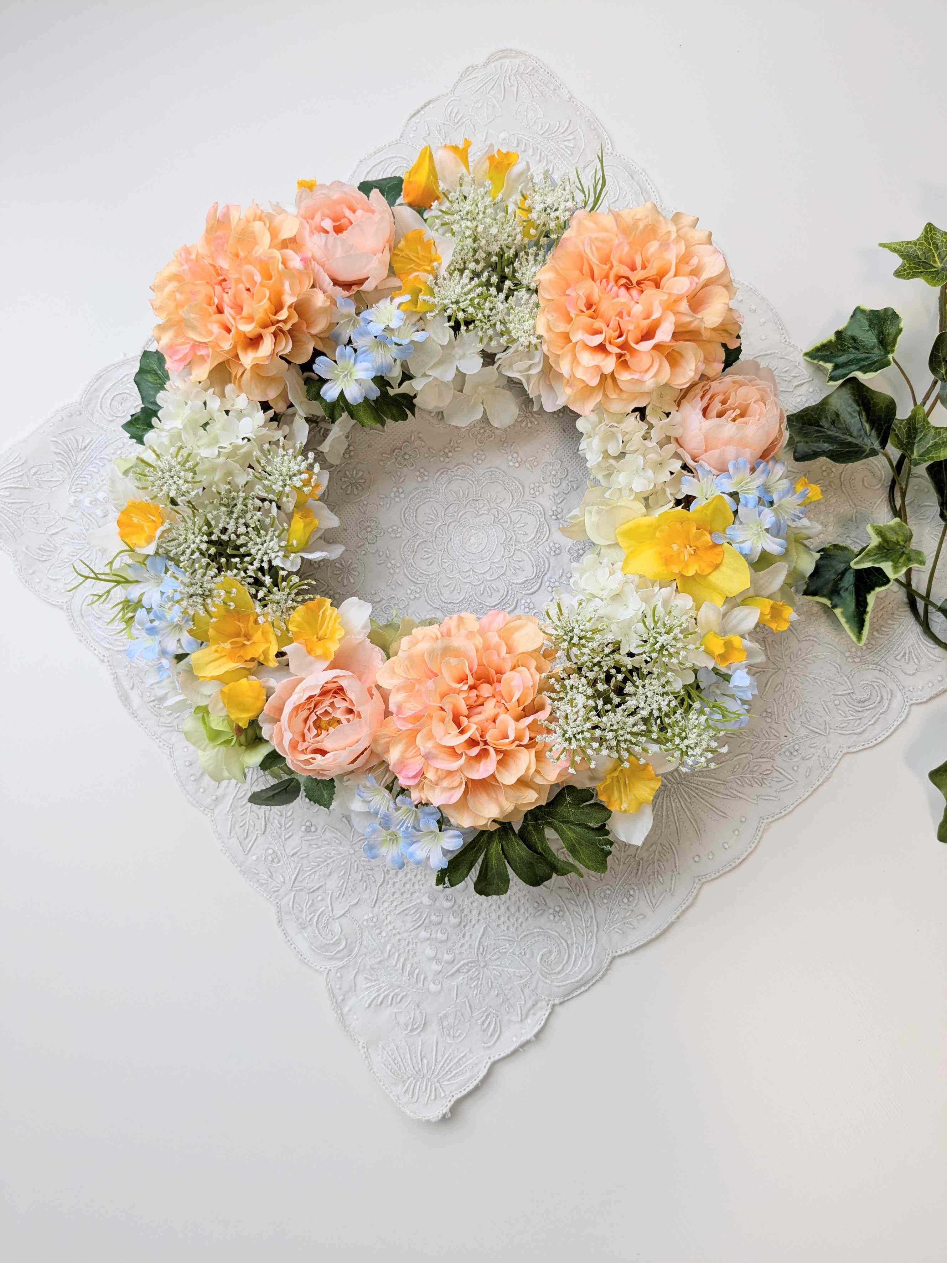 春の訪れ　オレンジ色のバラ、ダリアのフラワーリース