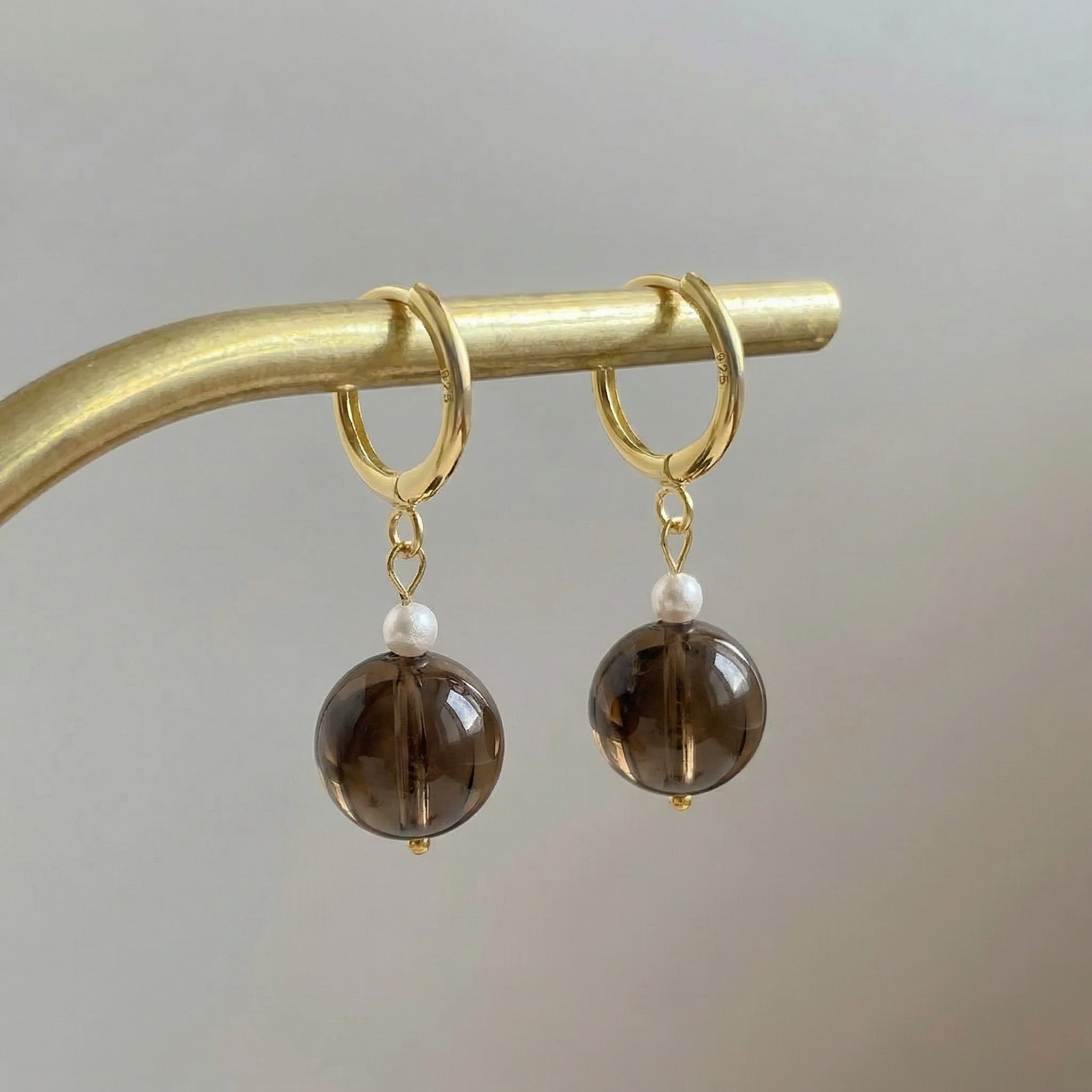 洗練されたスモーキークォーツ＆淡水パール フープピアス（ドロップ）｜K18ゴールド + シルバー925｜北欧ミニマル