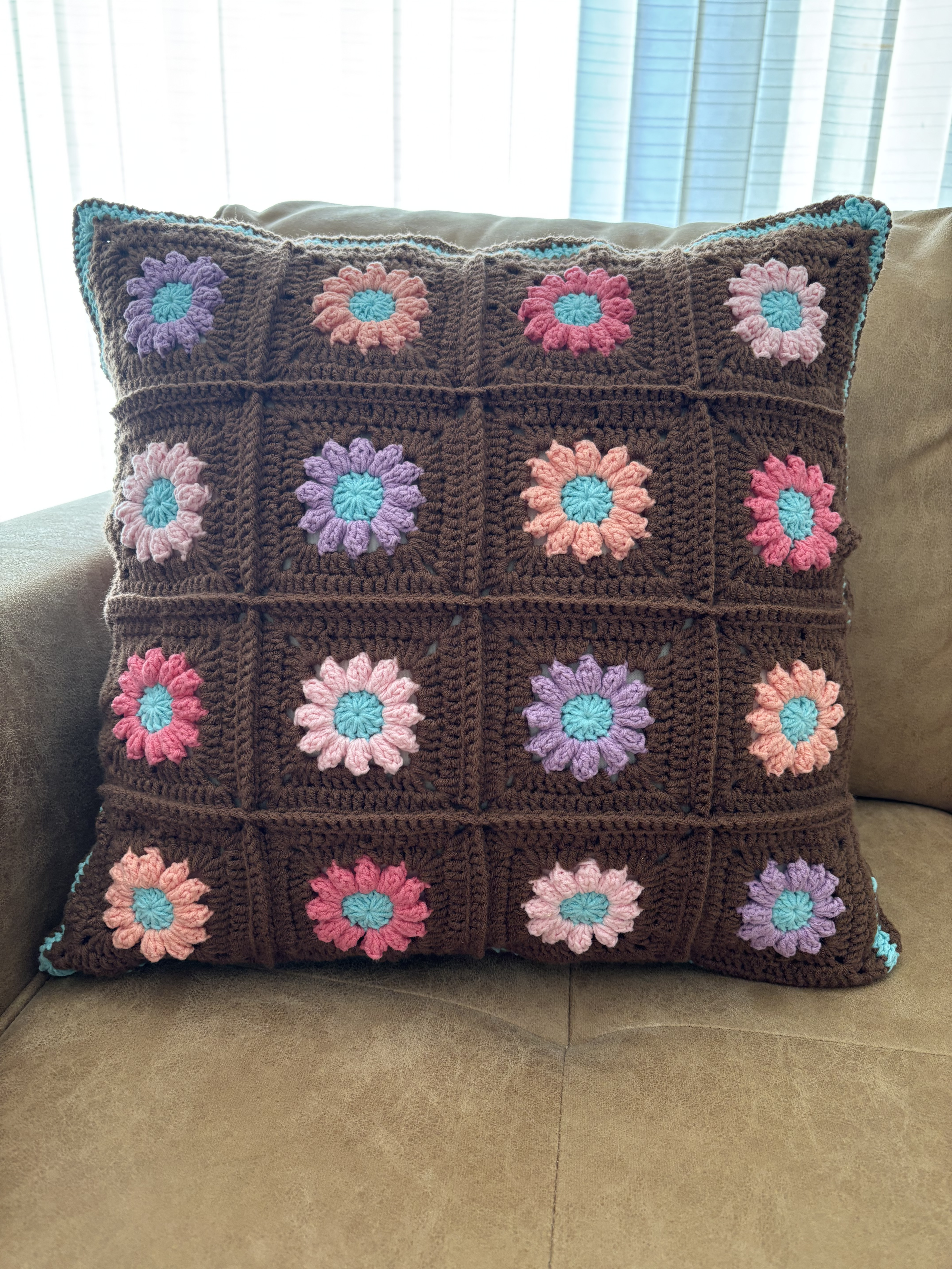 かぎ針編み/花モチーフ/クッションカバー/ブラウン
