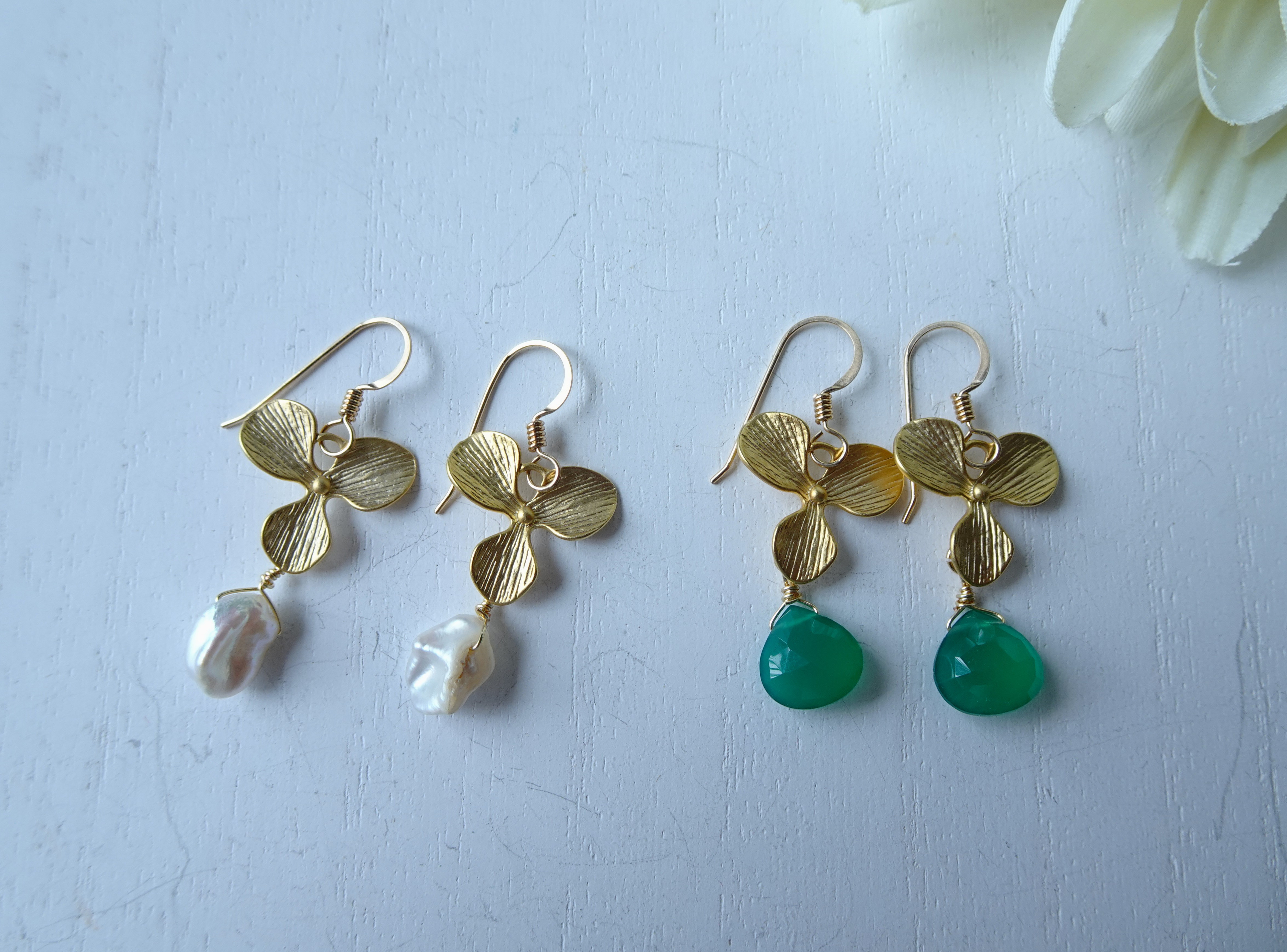 気品と軽やかさが漂うゴールドの花びらピアス　(イヤリング）