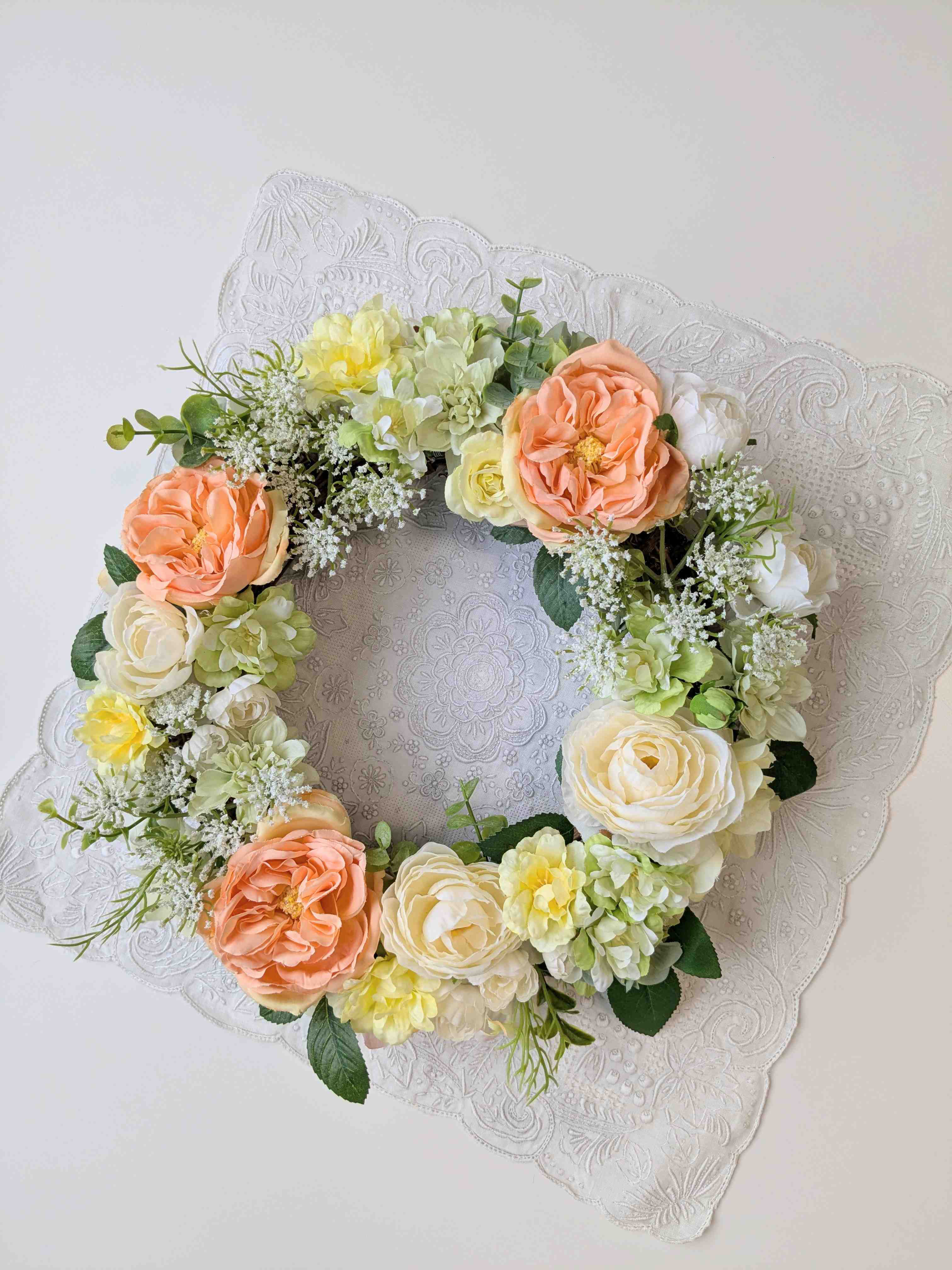 春の訪れ　オレンジ色のバラ、ラナンキュラスのフラワーリース