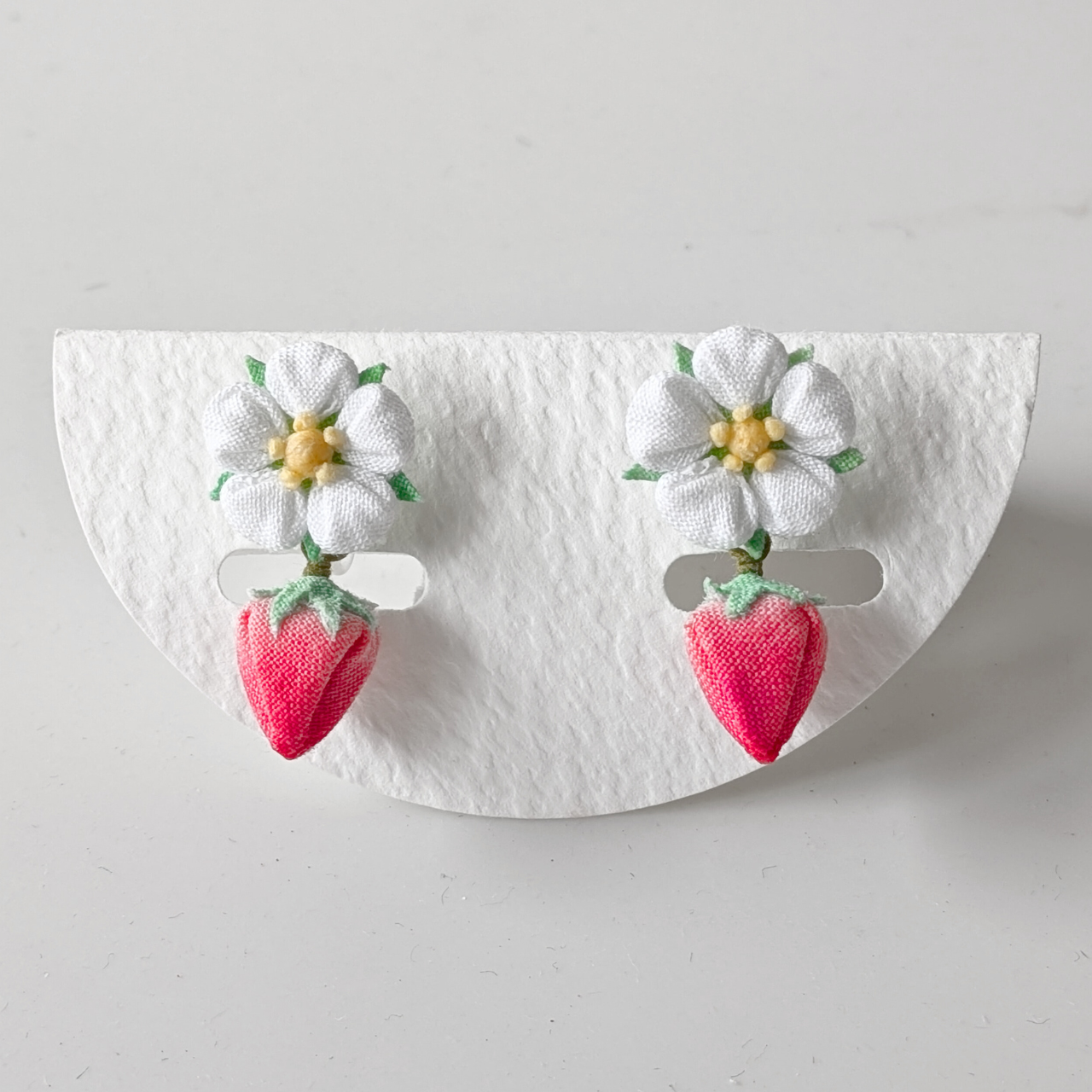 つまみ細工「イチゴ（美濃娘）のピアス・イヤリング」