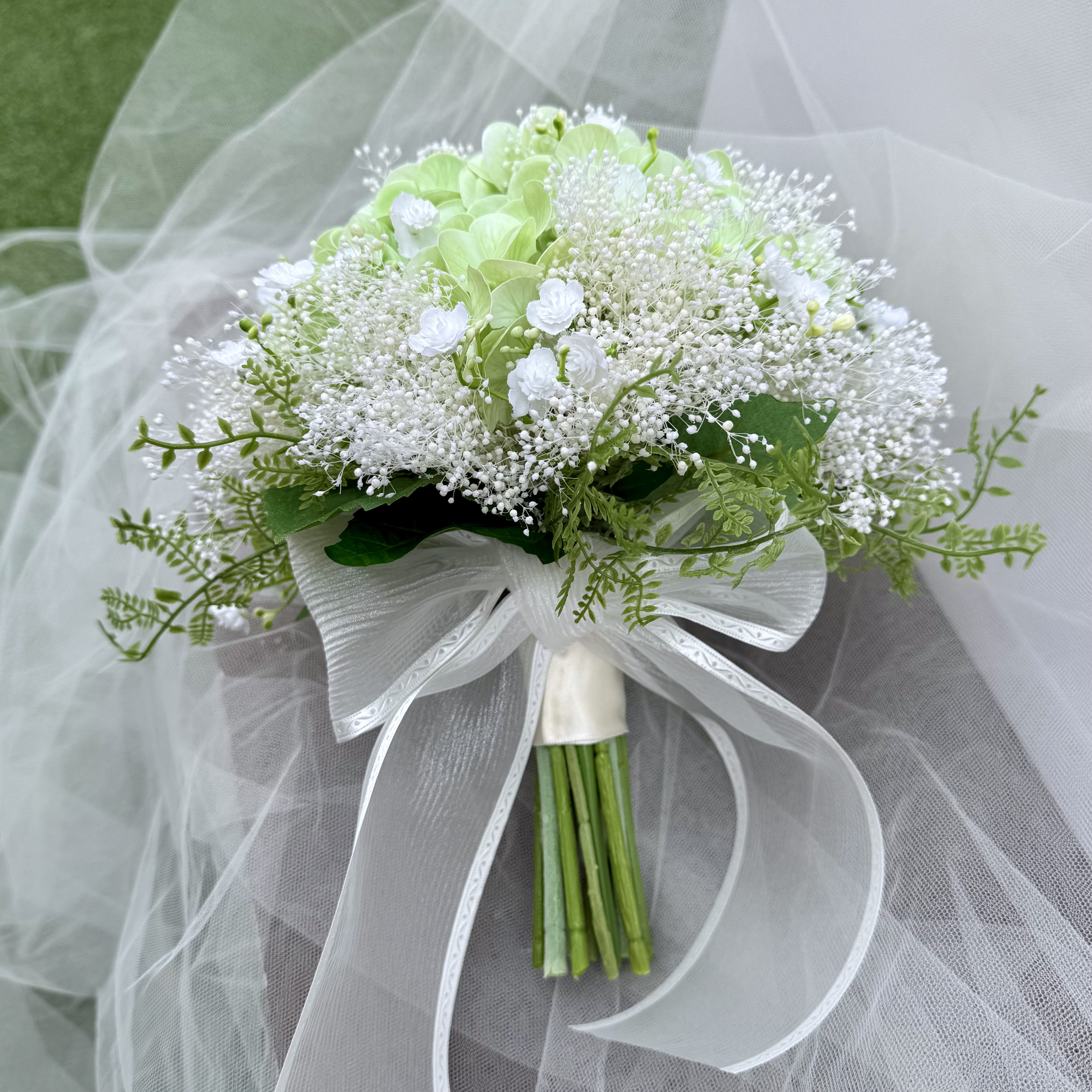 ライムグリーンのあじさいとかすみ草のブーケ..（ブートニア付）