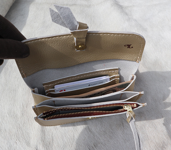 シルバーカラーの本革でハンドメイドした長財布/3flat-