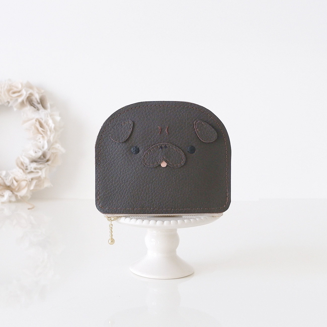 おすましパグのぺたんこ財布・クロ