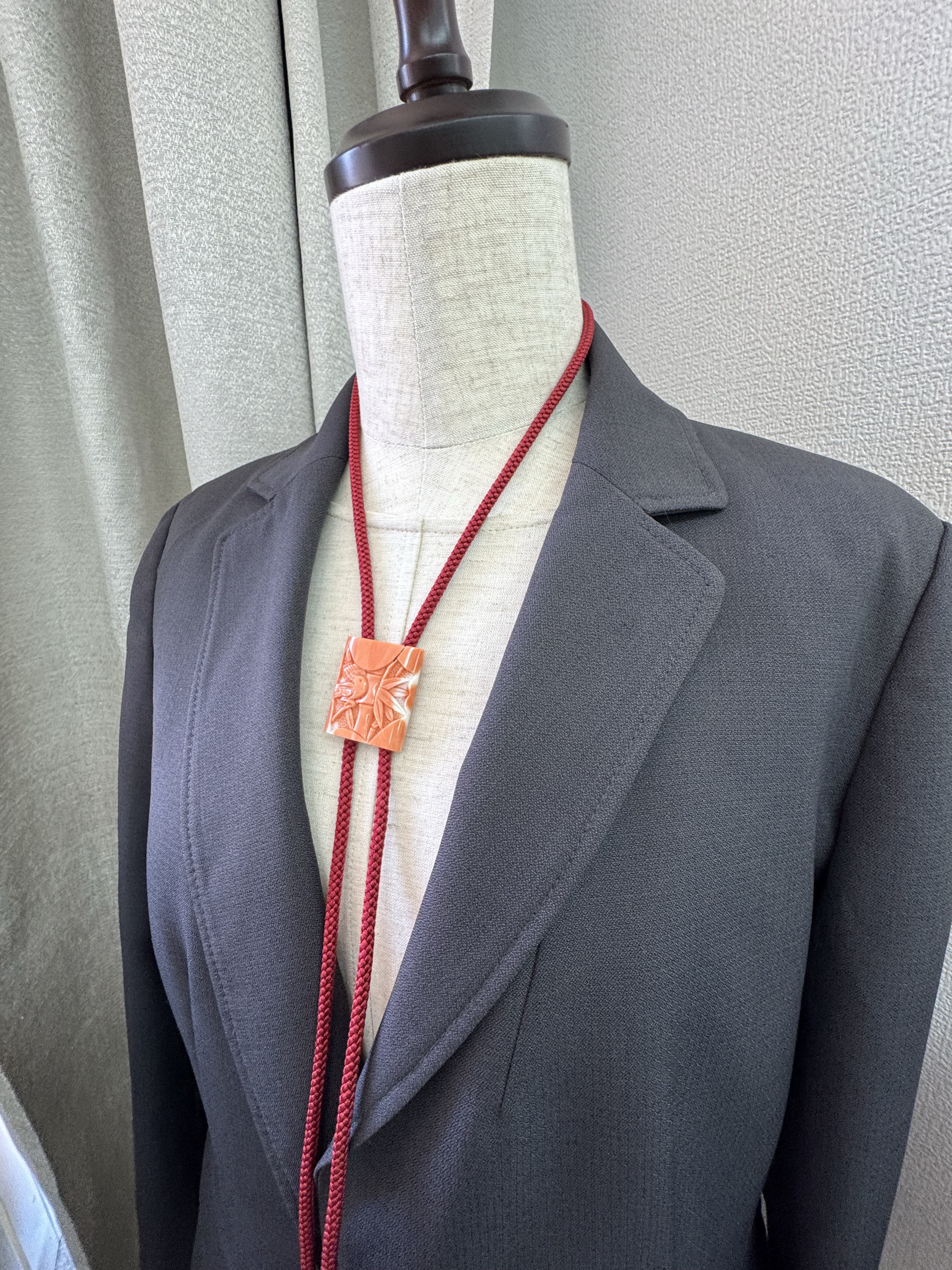 【高知県産モモイロサンゴ】【縁起物図案】朱竹に雀　ループタイ　アウトレット処分品