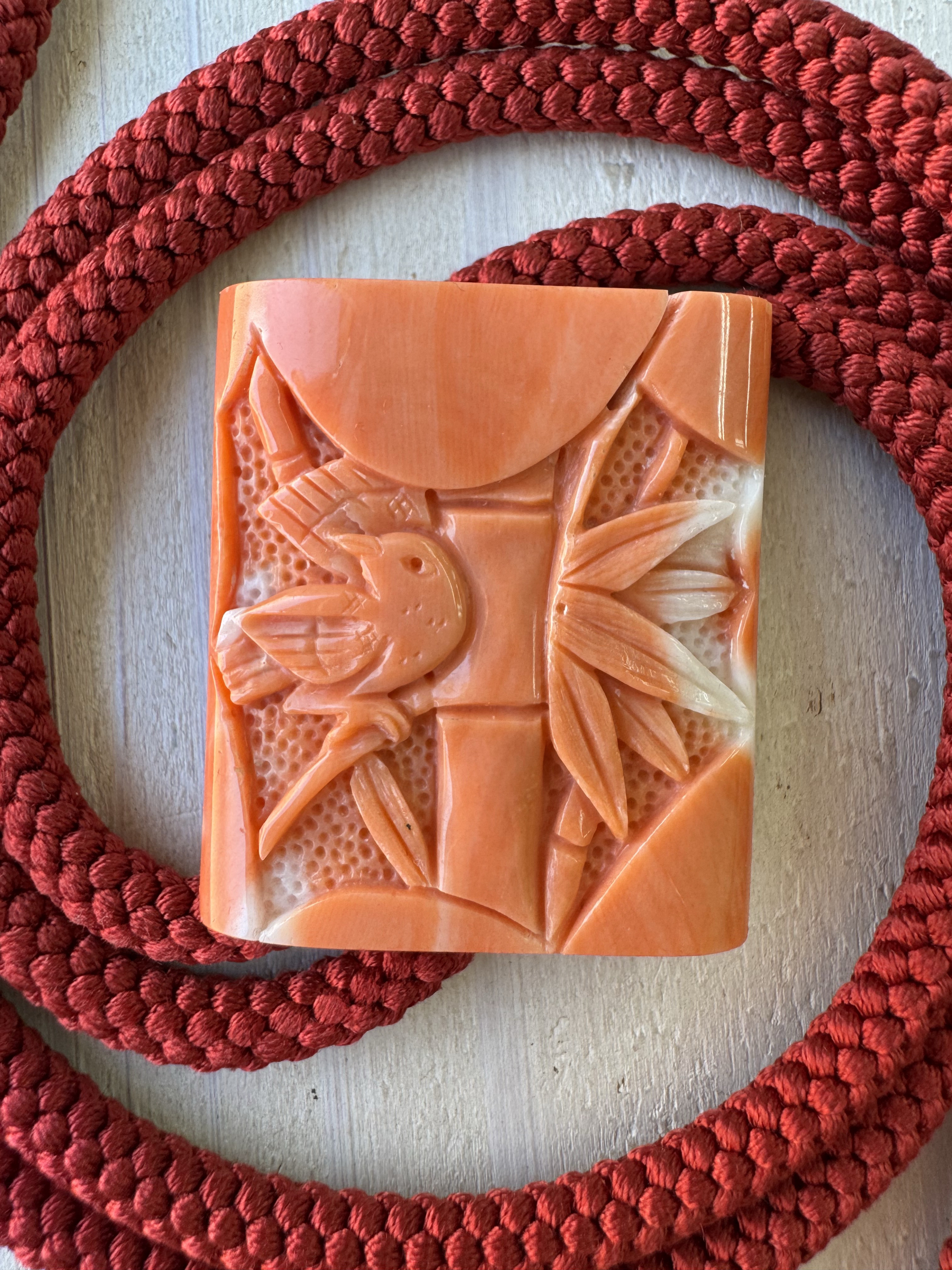 【高知県産モモイロサンゴ】【縁起物図案】朱竹に雀　ループタイ　アウトレット処分品