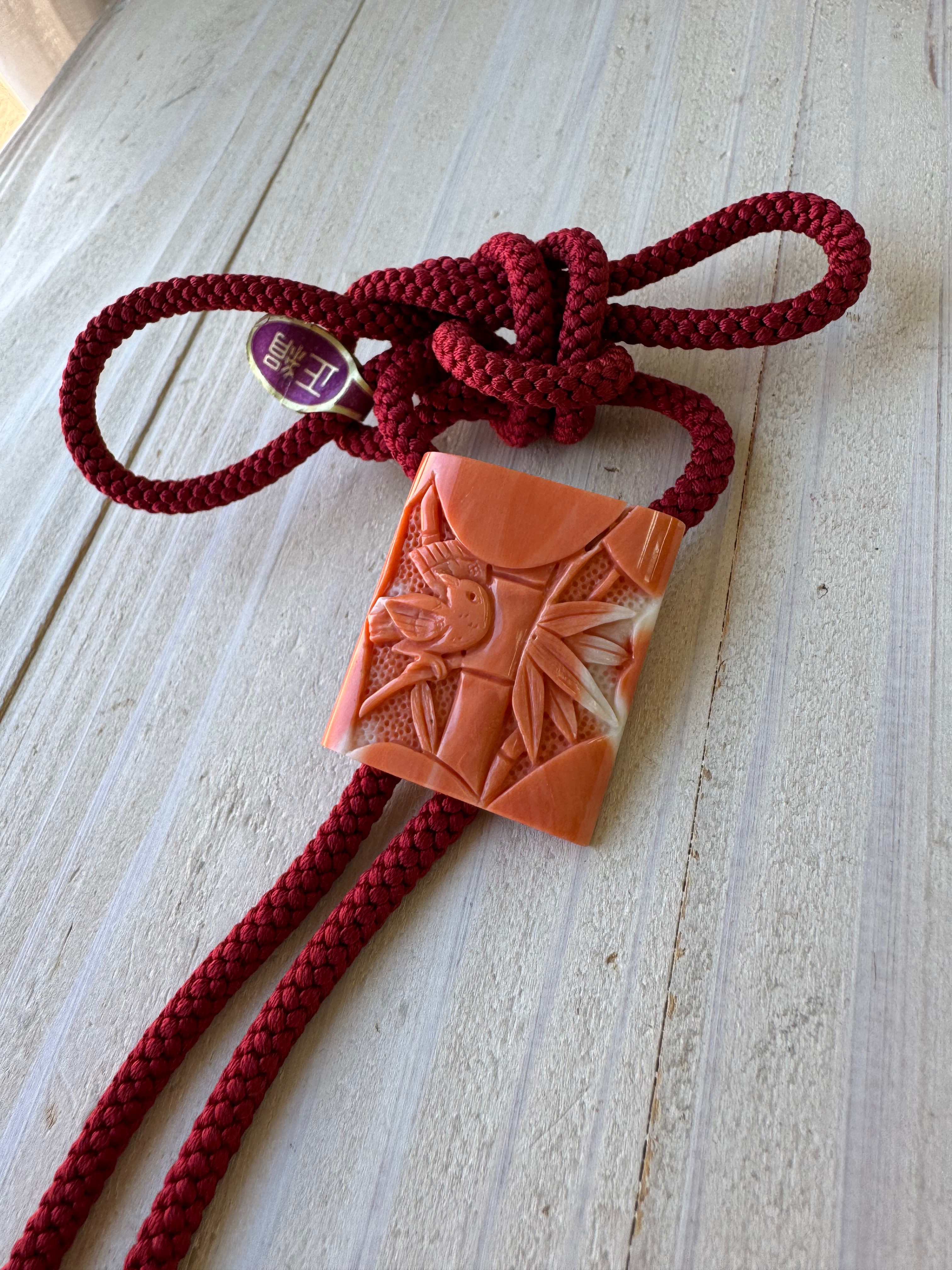 【高知県産モモイロサンゴ】【縁起物図案】朱竹に雀　ループタイ　アウトレット処分品