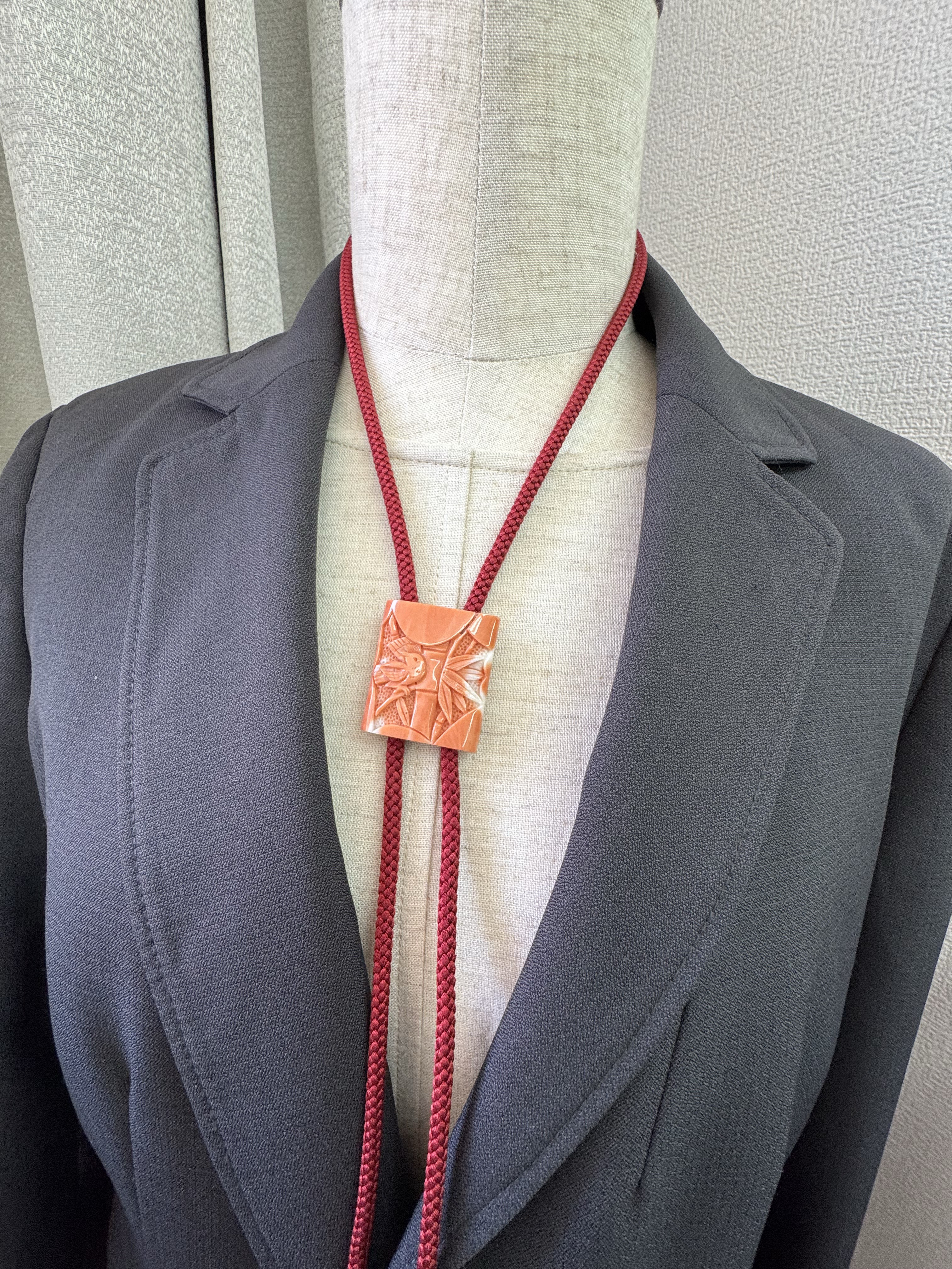 【高知県産モモイロサンゴ】【縁起物図案】朱竹に雀　ループタイ　アウトレット処分品