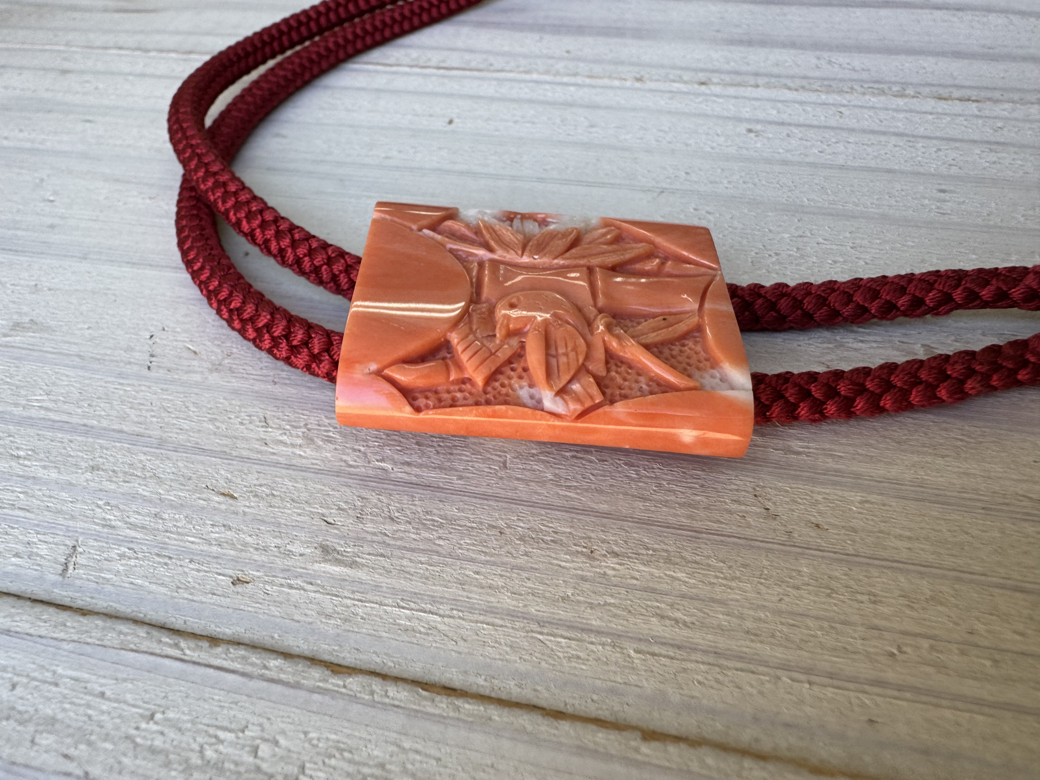 【高知県産モモイロサンゴ】【縁起物図案】朱竹に雀　ループタイ　アウトレット処分品