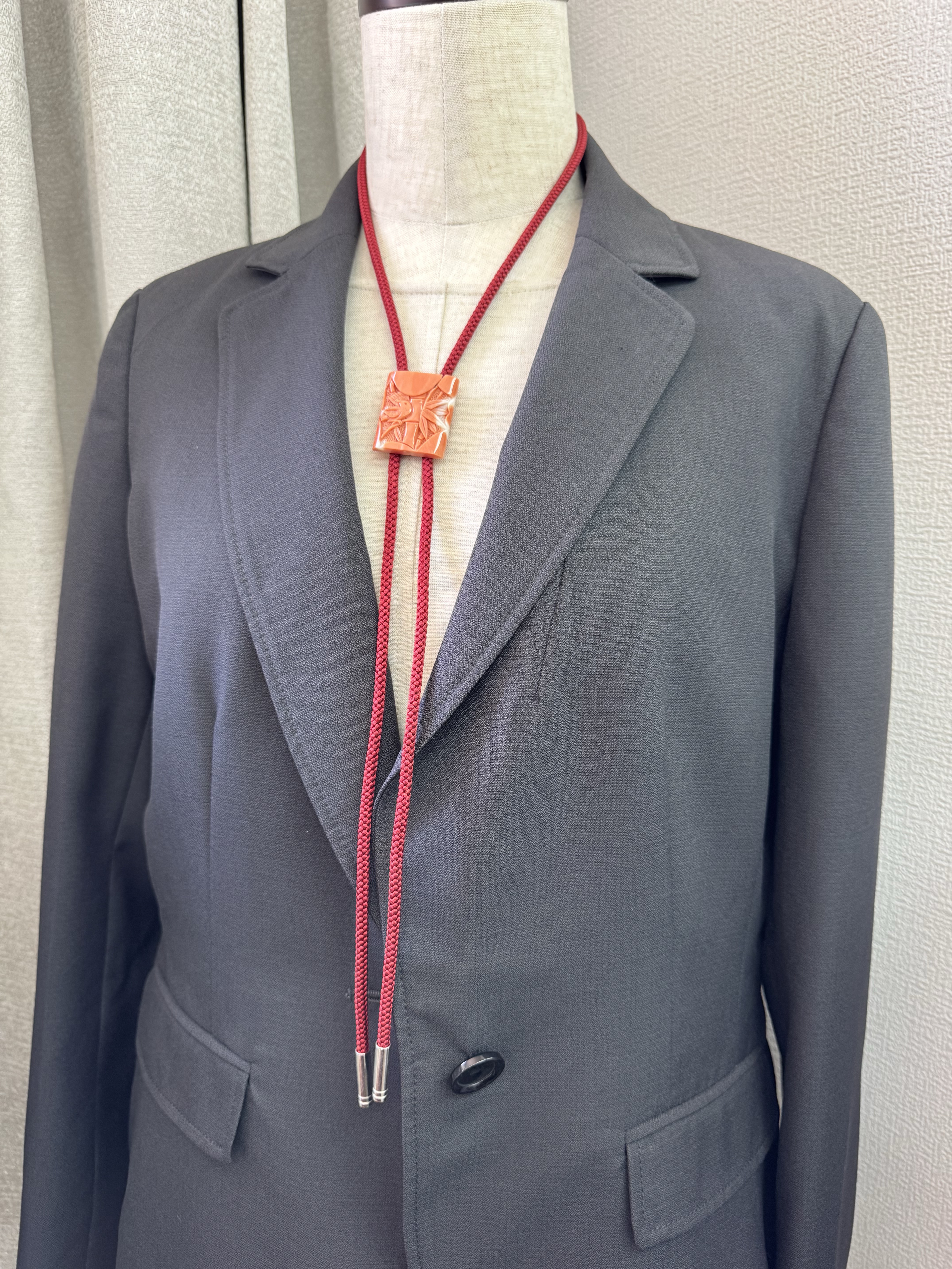 【高知県産モモイロサンゴ】【縁起物図案】朱竹に雀　ループタイ　アウトレット処分品