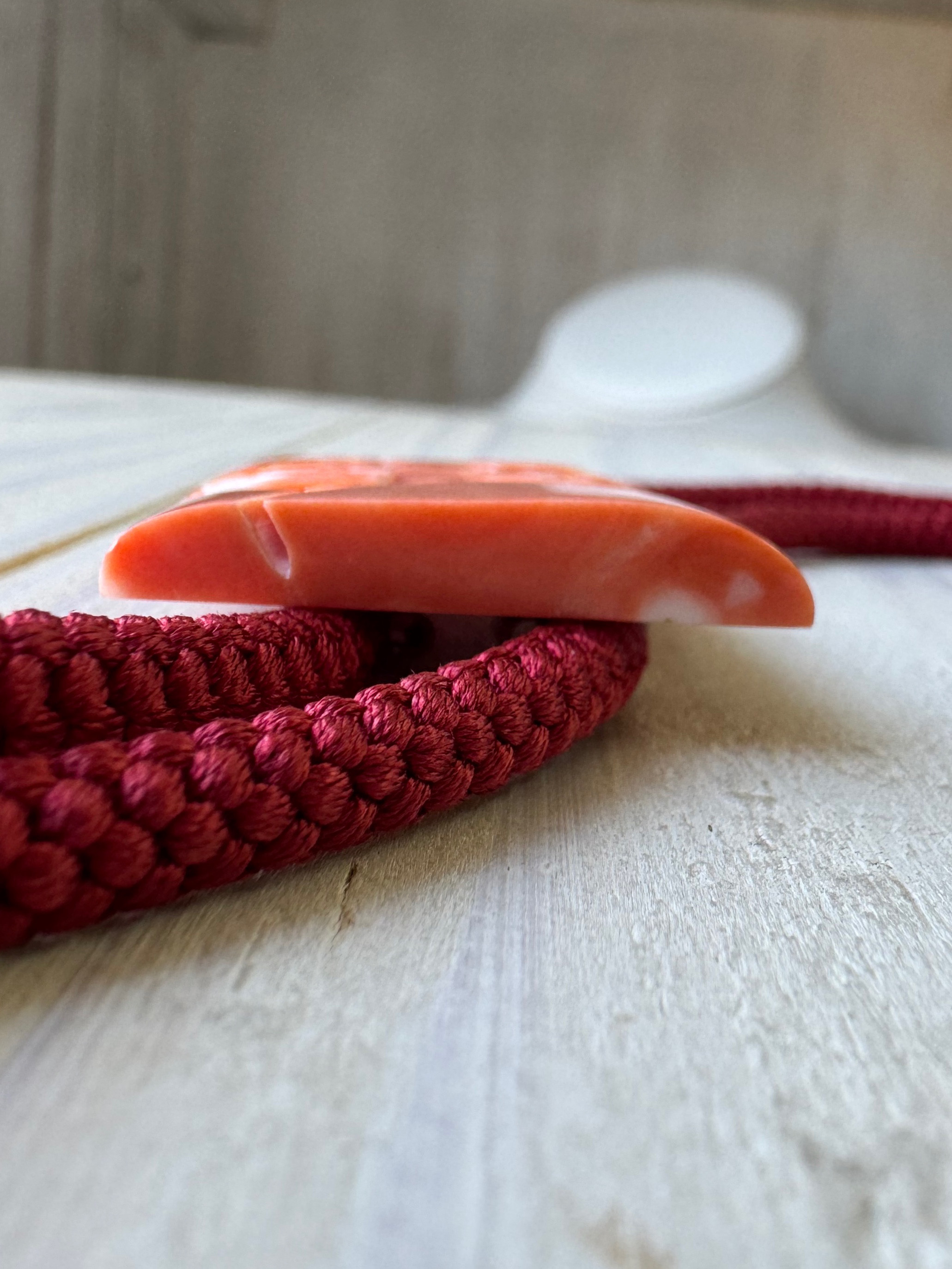 【高知県産モモイロサンゴ】【縁起物図案】朱竹に雀　ループタイ　アウトレット処分品