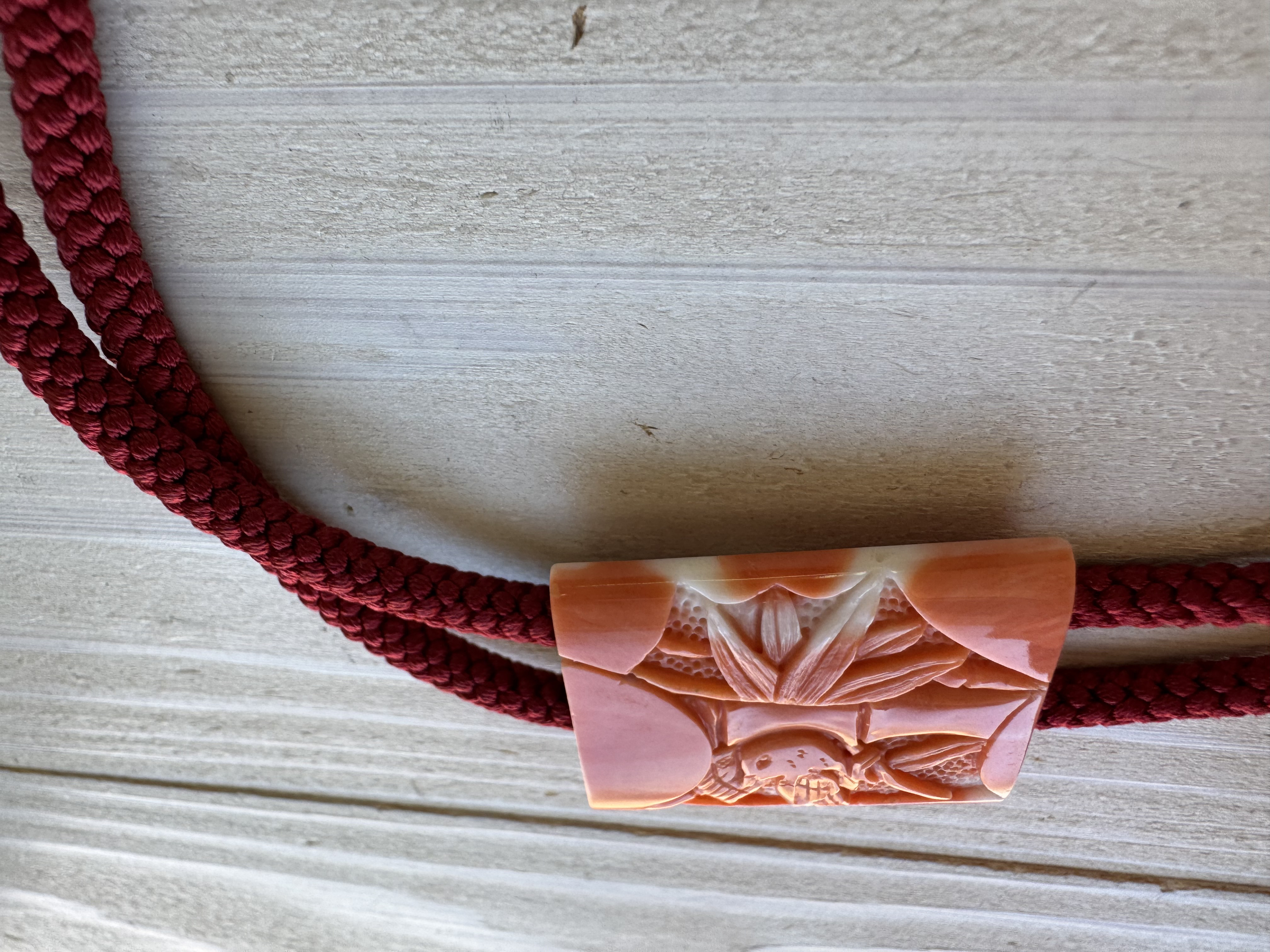 【高知県産モモイロサンゴ】【縁起物図案】朱竹に雀　ループタイ　アウトレット処分品