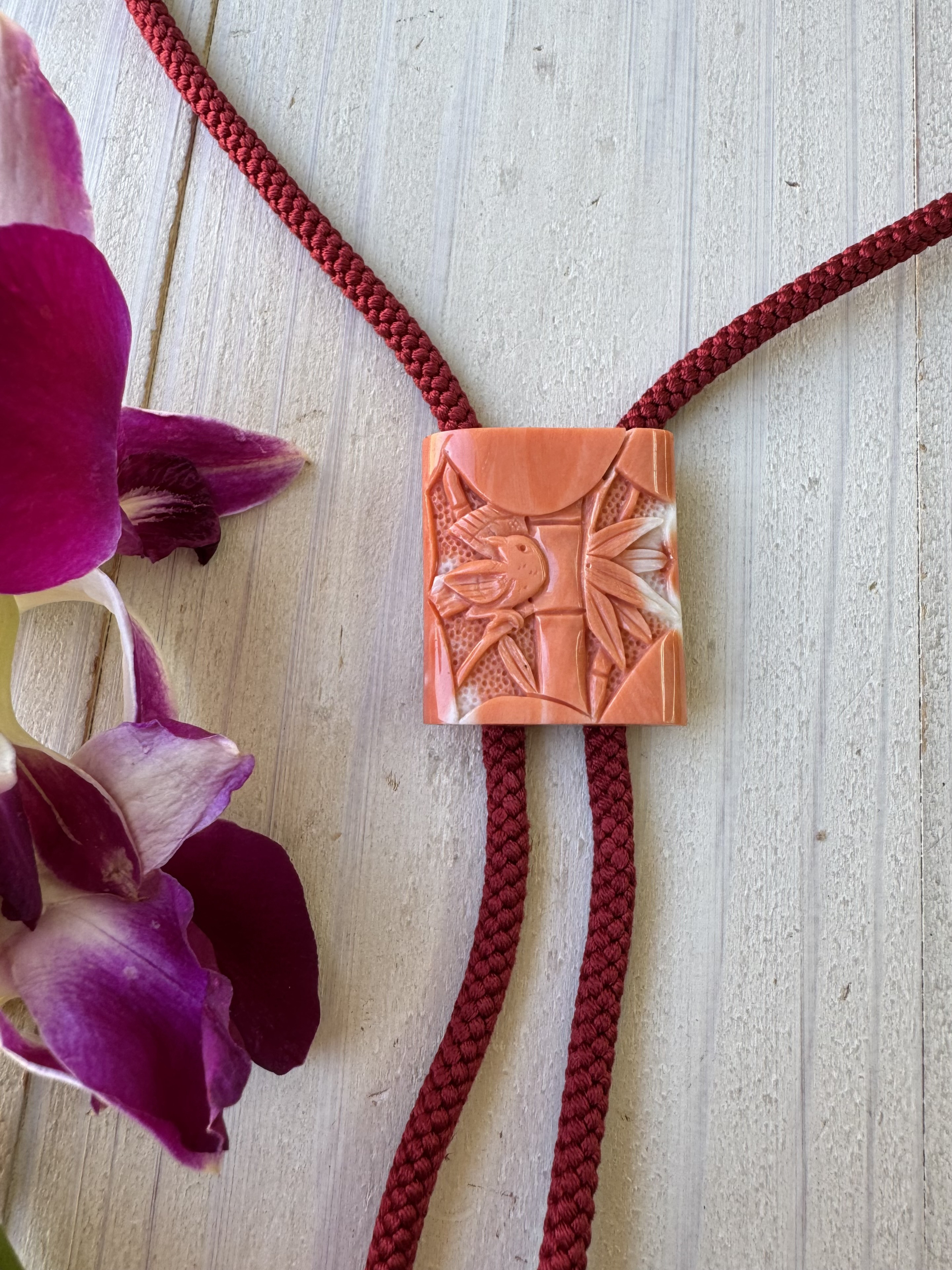 【高知県産モモイロサンゴ】【縁起物図案】朱竹に雀　ループタイ　アウトレット処分品