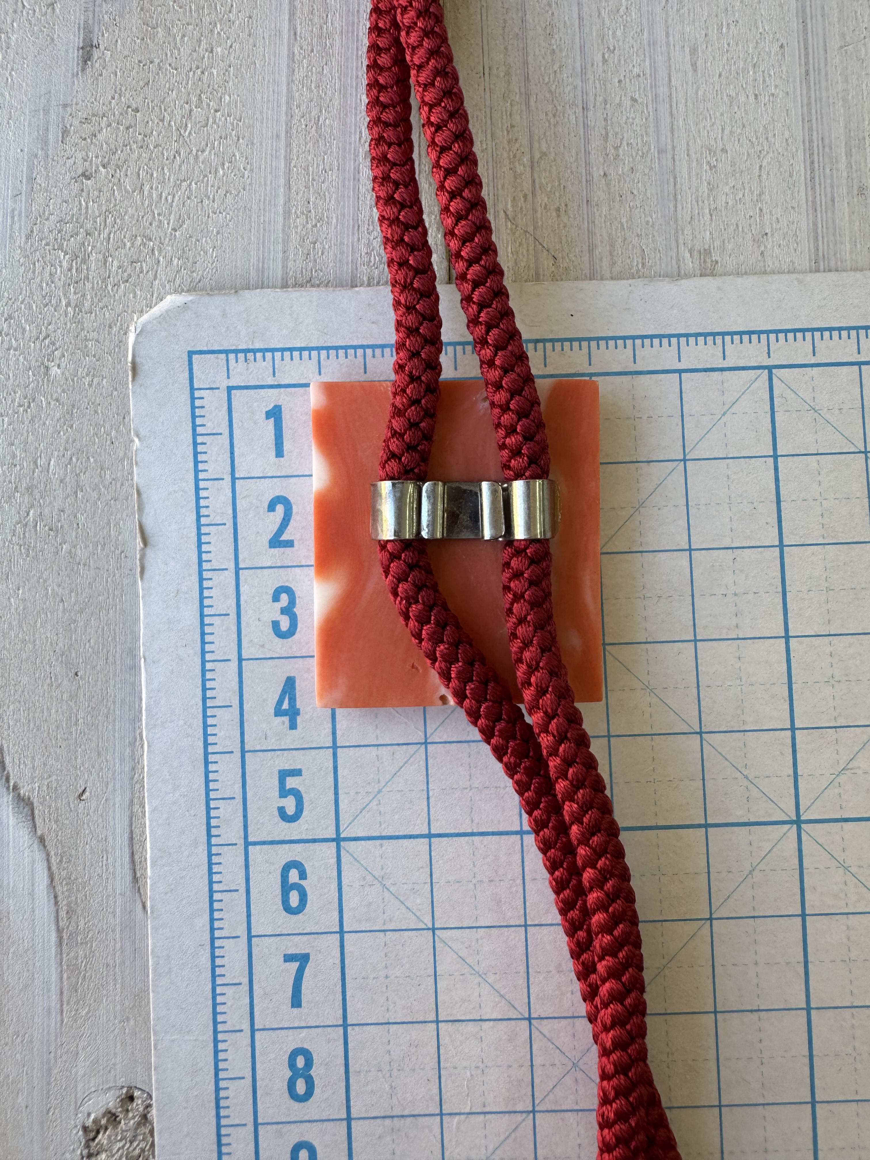 【高知県産モモイロサンゴ】【縁起物図案】朱竹に雀　ループタイ　アウトレット処分品