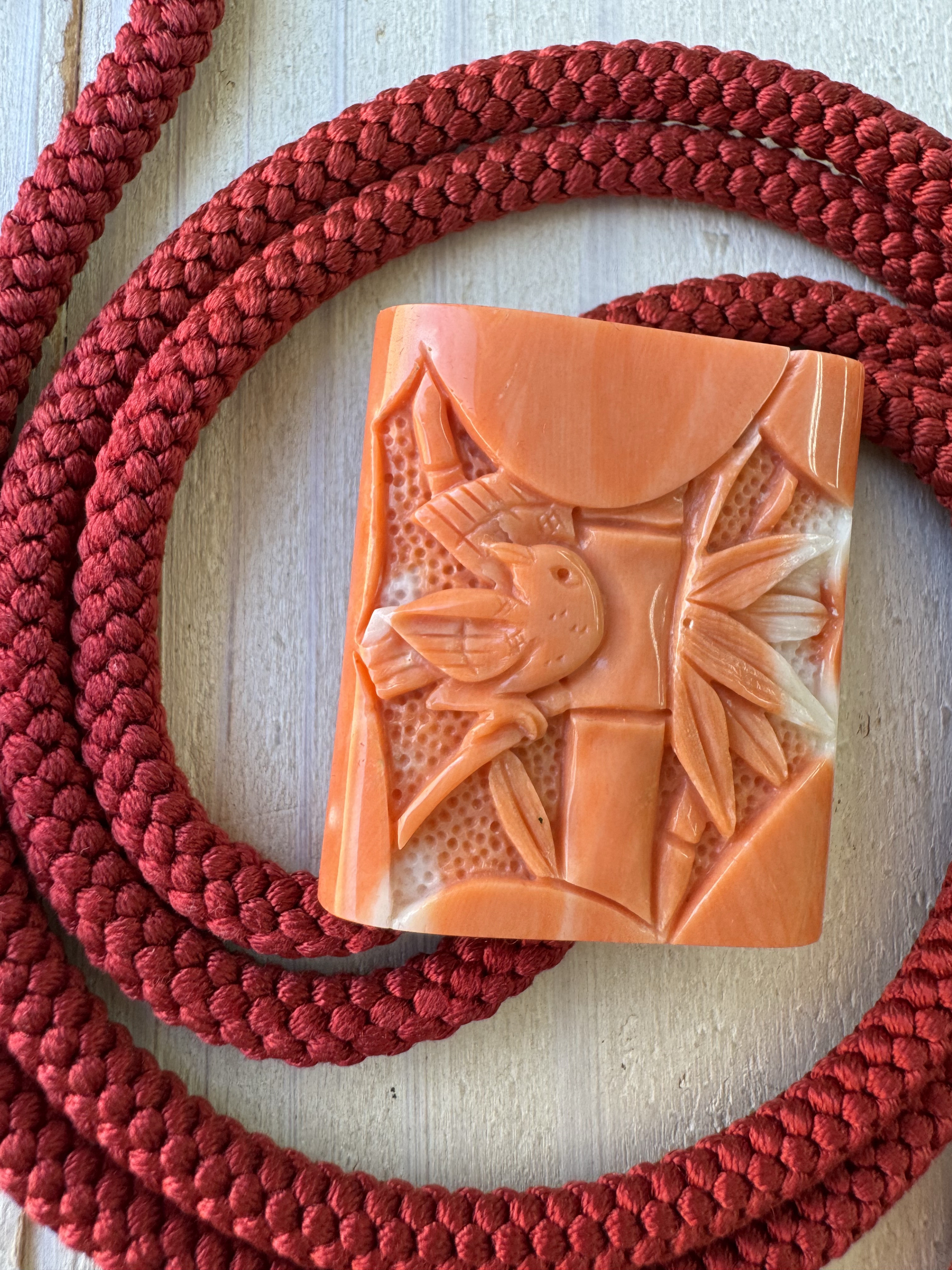 【高知県産モモイロサンゴ】【縁起物図案】朱竹に雀　ループタイ　アウトレット処分品