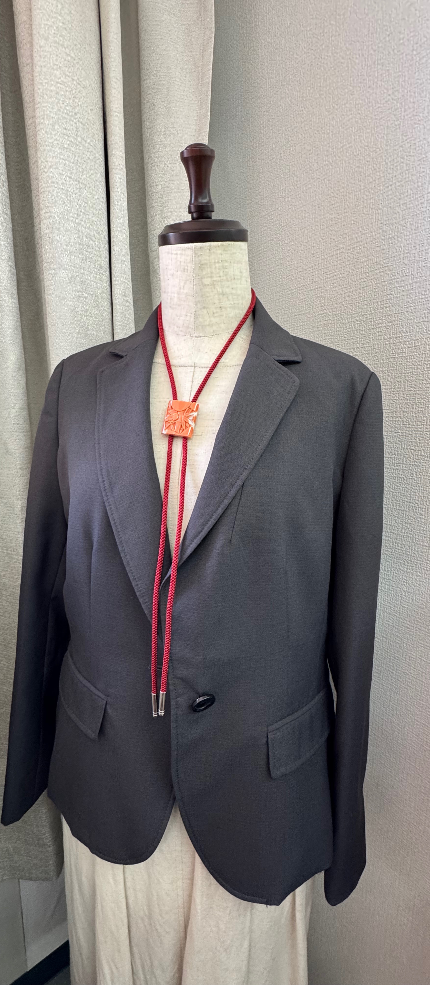 【高知県産モモイロサンゴ】【縁起物図案】朱竹に雀　ループタイ　アウトレット処分品